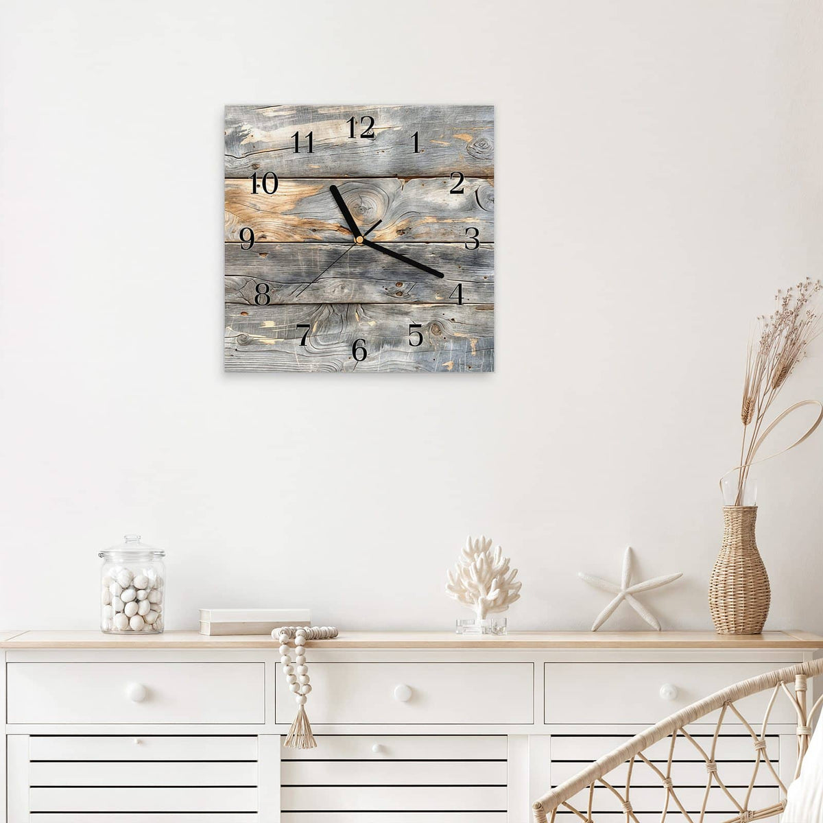 Quadratische Wanduhr aus Glas Graue Holzplanken mit Ziffernblatt Klassisch über einem weißen Sideboard