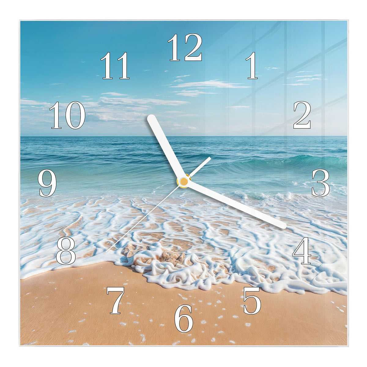 Wanduhr aus Glas, Ziffernblatt Klassisch: Weißer Schaumsaum einer auslaufenden Welle auf feinem Sand, blaues Meer, blauer Himmel