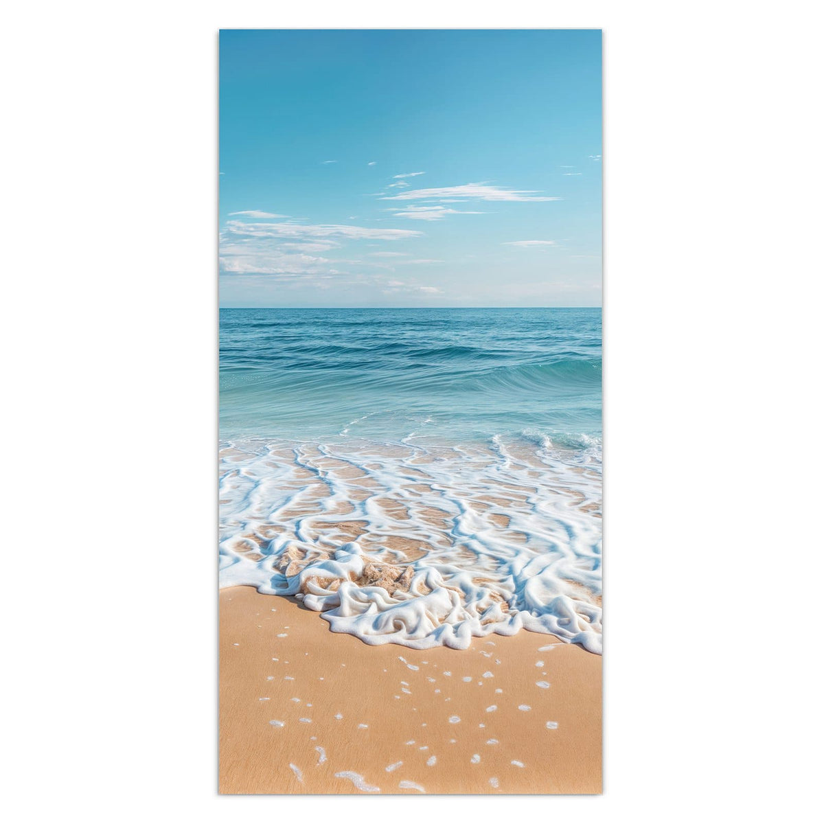 Weißer Schaumsaum einer auslaufenden Welle auf feinem Sand, blaues Meer, blauer Himmel