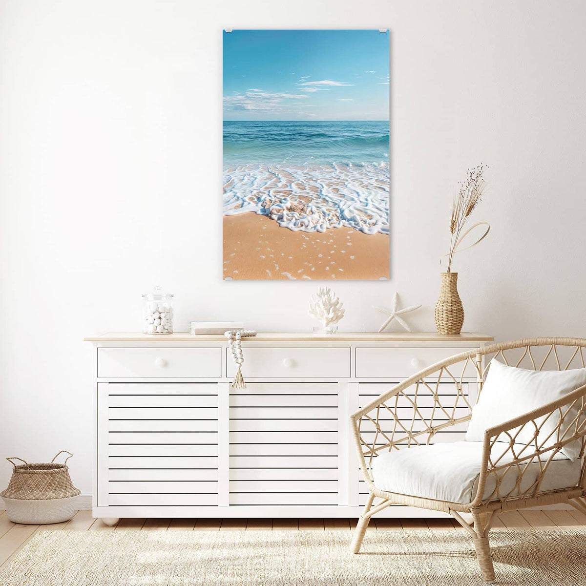Glasbild Auslaufende Welle an der Wand – Weißer Schaumsaum einer auslaufenden Welle auf feinem Sand, blaues Meer, blauer Himmel