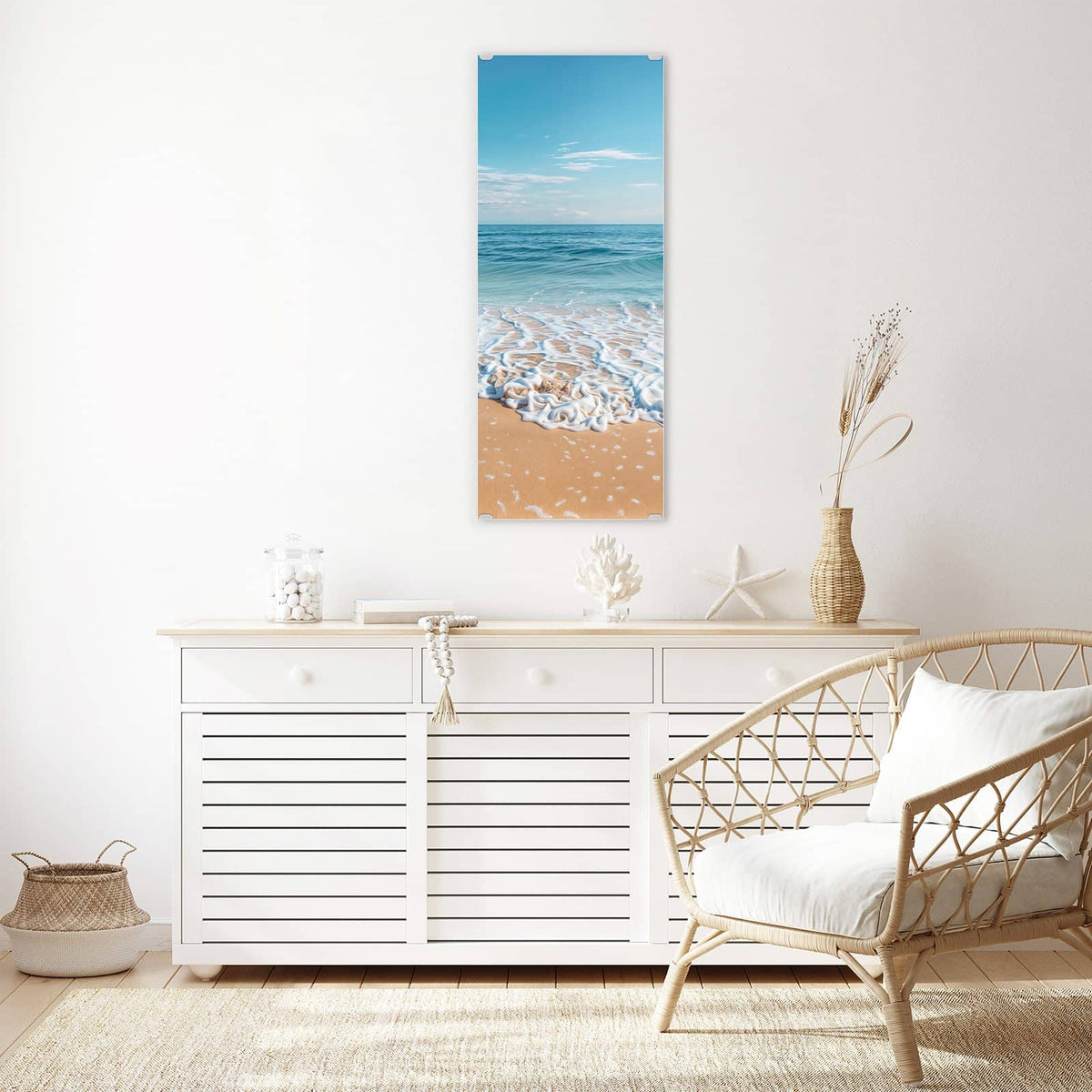 Glasbild Auslaufende Welle an der Wand – Weißer Schaumsaum einer auslaufenden Welle auf feinem Sand, blaues Meer, blauer Himmel