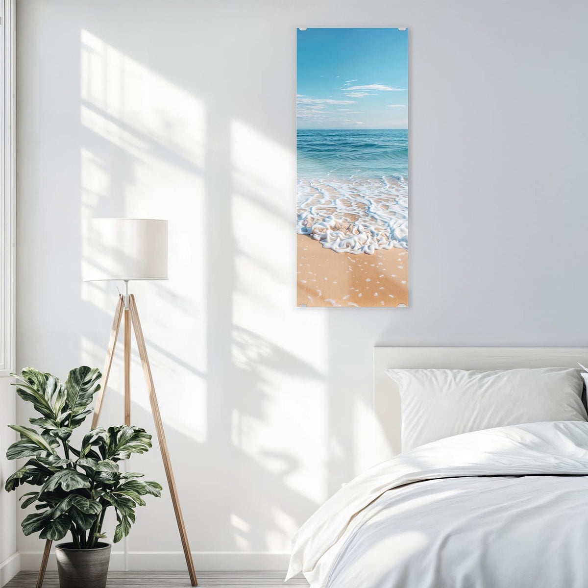 Glasbild Auslaufende Welle an der Wand – Weißer Schaumsaum einer auslaufenden Welle auf feinem Sand, blaues Meer, blauer Himmel