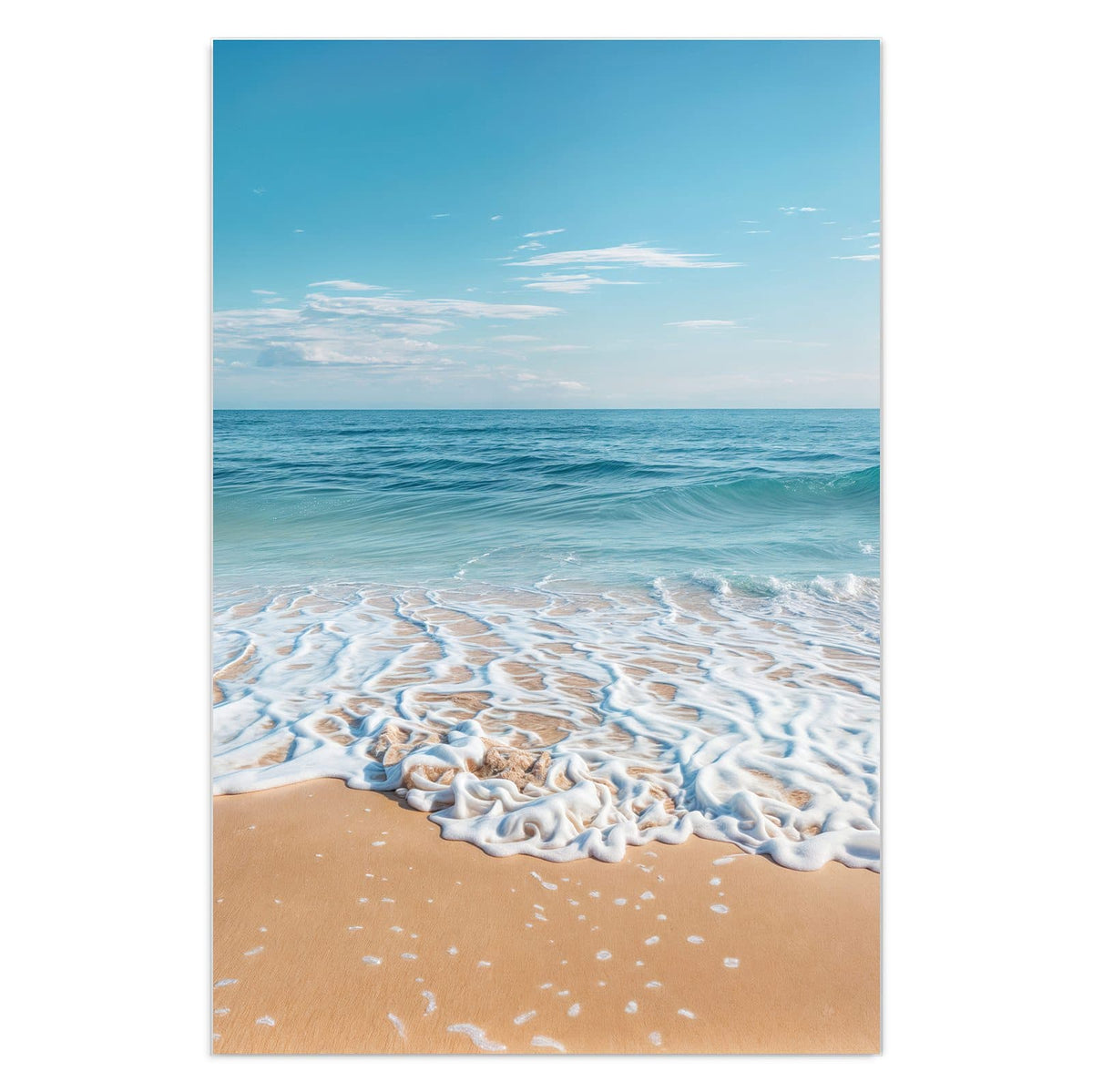 Weißer Schaumsaum einer auslaufenden Welle auf feinem Sand, blaues Meer, blauer Himmel
