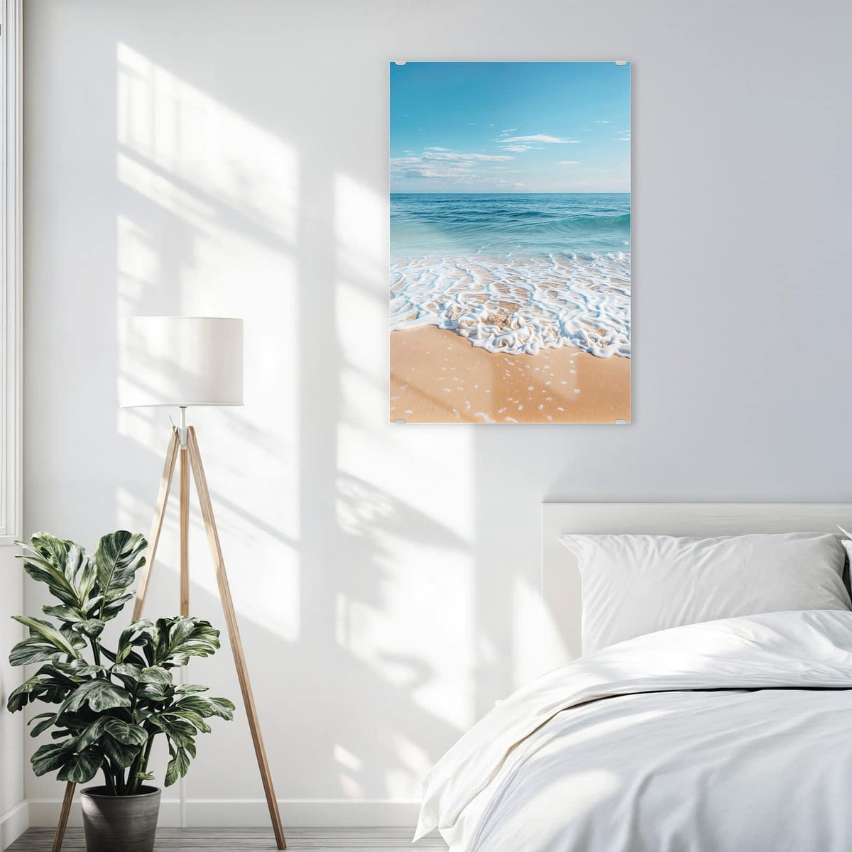 Glasbild Auslaufende Welle an der Wand – Weißer Schaumsaum einer auslaufenden Welle auf feinem Sand, blaues Meer, blauer Himmel