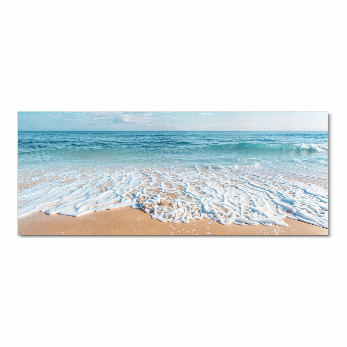 Weißer Schaumsaum einer auslaufenden Welle auf feinem Sand, blaues Meer, blauer Himmel