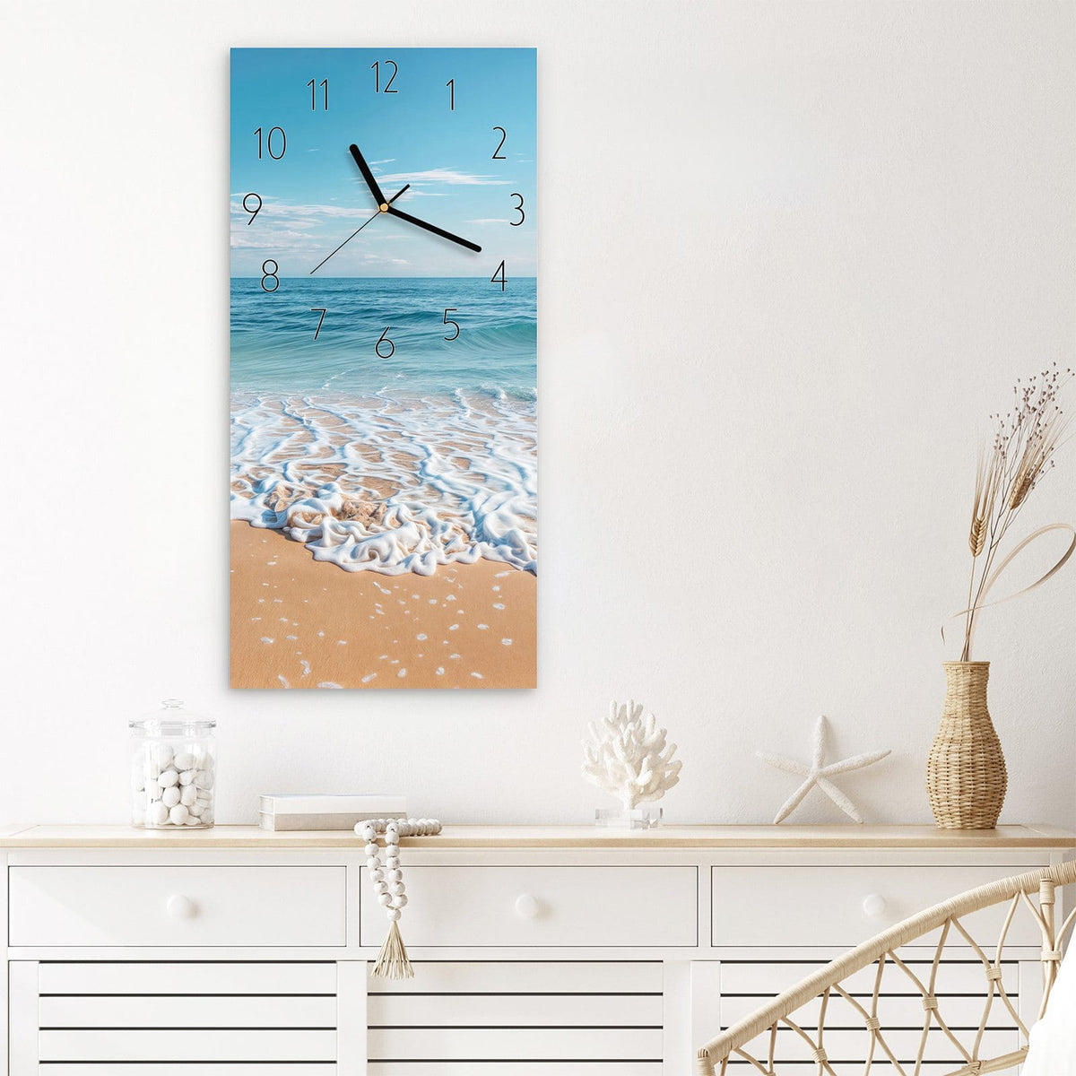 Wanduhr Tropischer Strand aus Glas – Auslaufende Welle am Sandstrand
