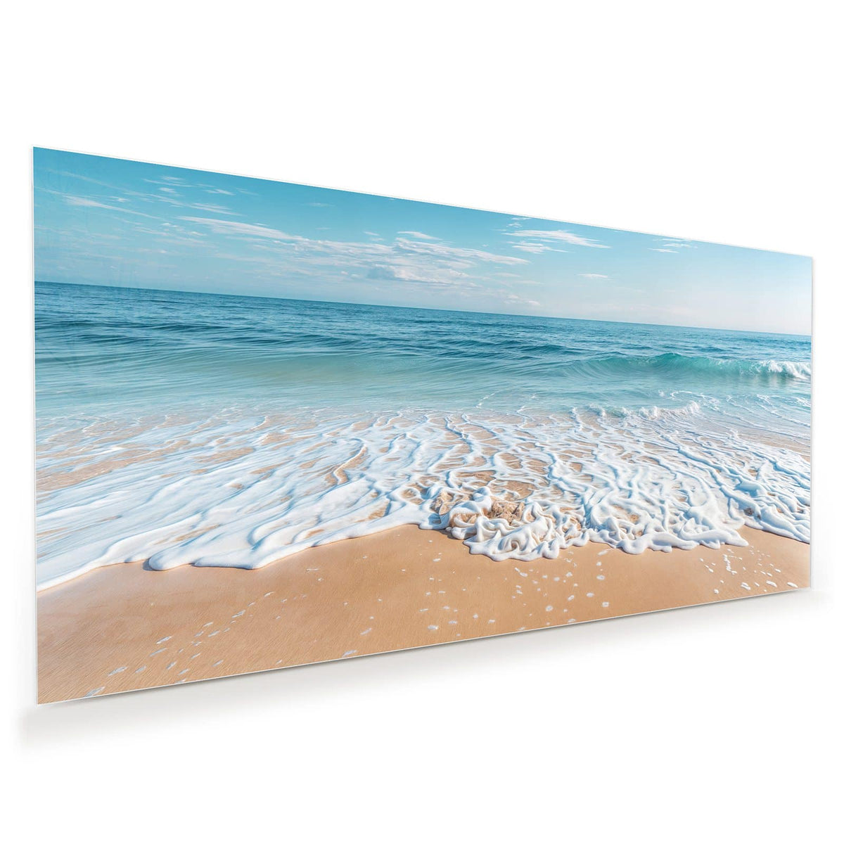 Weißer Schaumsaum einer auslaufenden Welle auf feinem Sand, blaues Meer, blauer Himmel