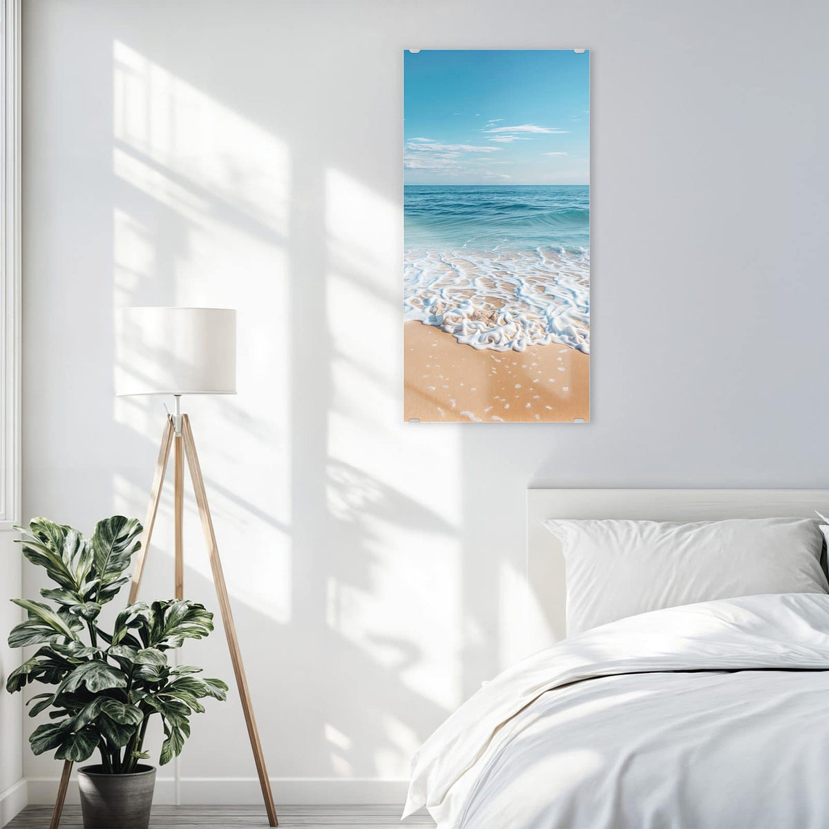Glasbild Auslaufende Welle an der Wand – Weißer Schaumsaum einer auslaufenden Welle auf feinem Sand, blaues Meer, blauer Himmel