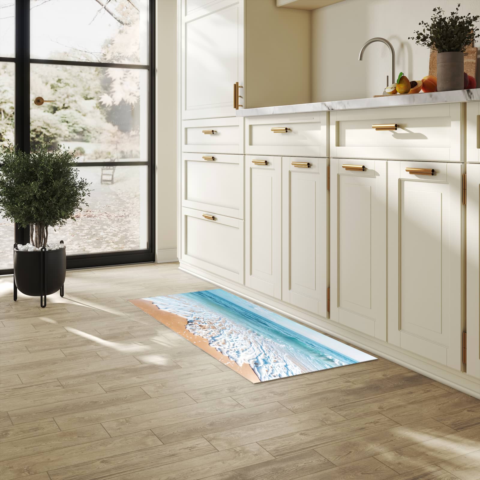 Bodenschonender waschbarer Küchenteppich mit Motiv Tropischer Strand in heller Küche