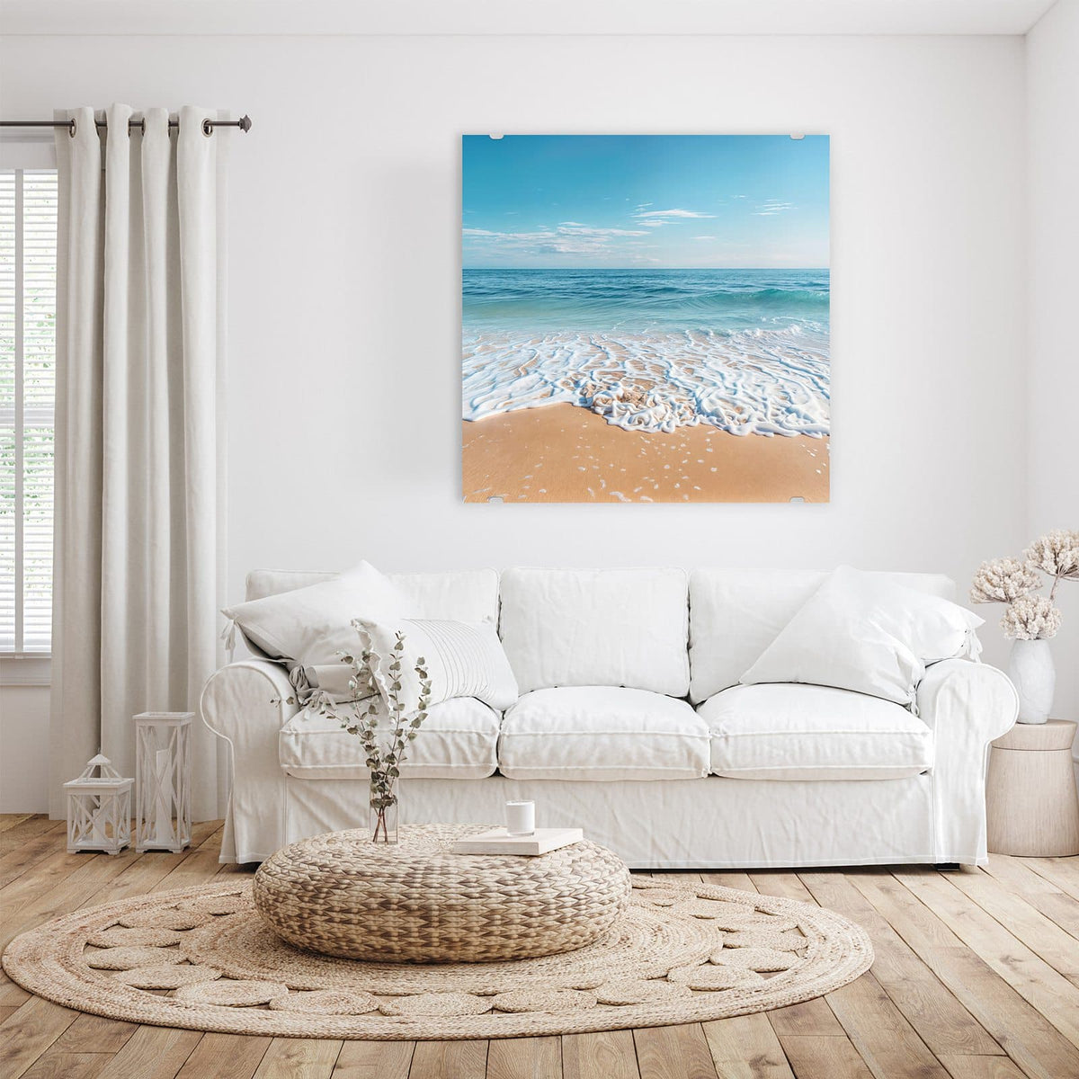 Weißer Schaumsaum einer auslaufenden Welle auf feinem Sand, blaues Meer, blauer Himmel