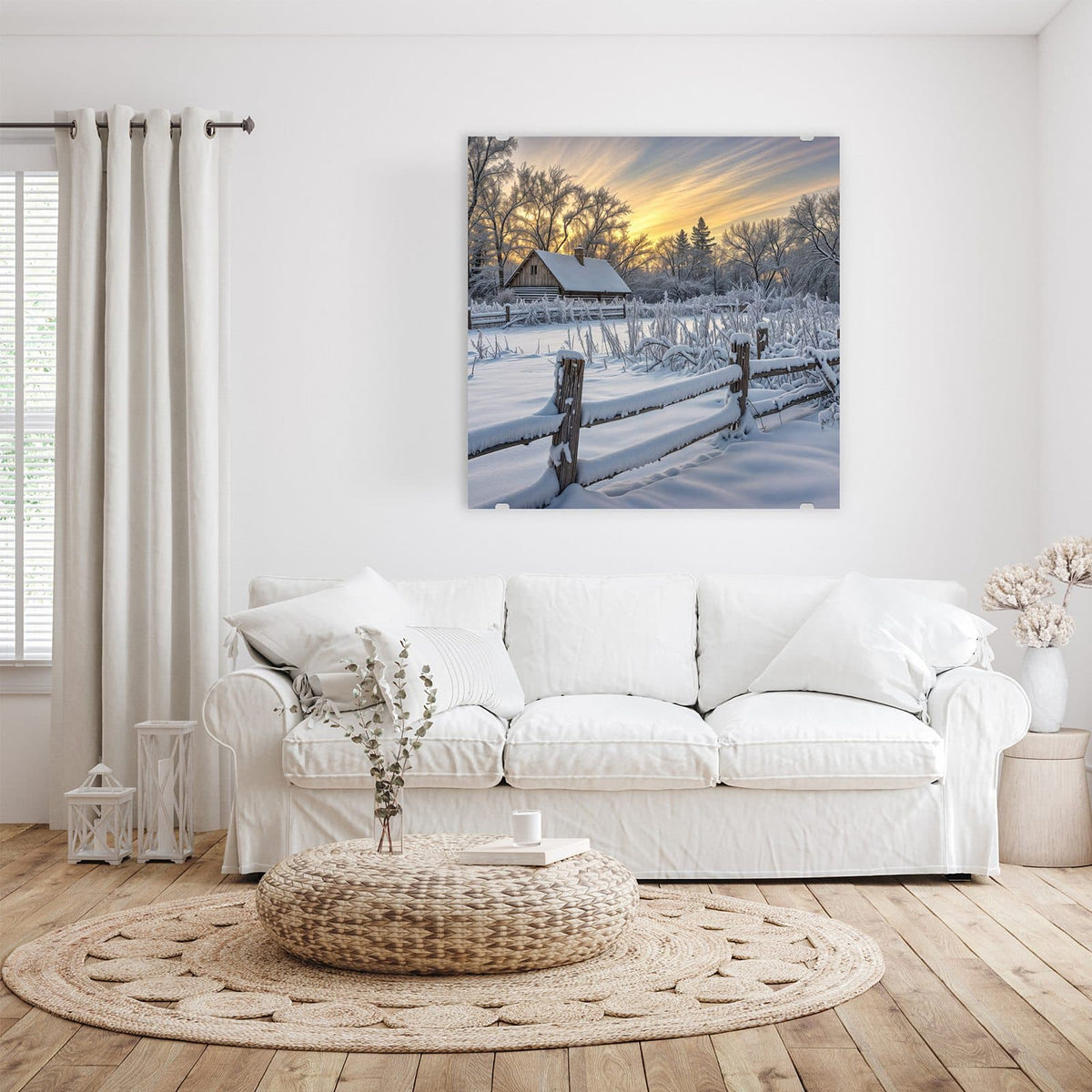 Verschneites Holzhaus hinter einem schneebedeckten Holzzaun im goldenen Abendlicht