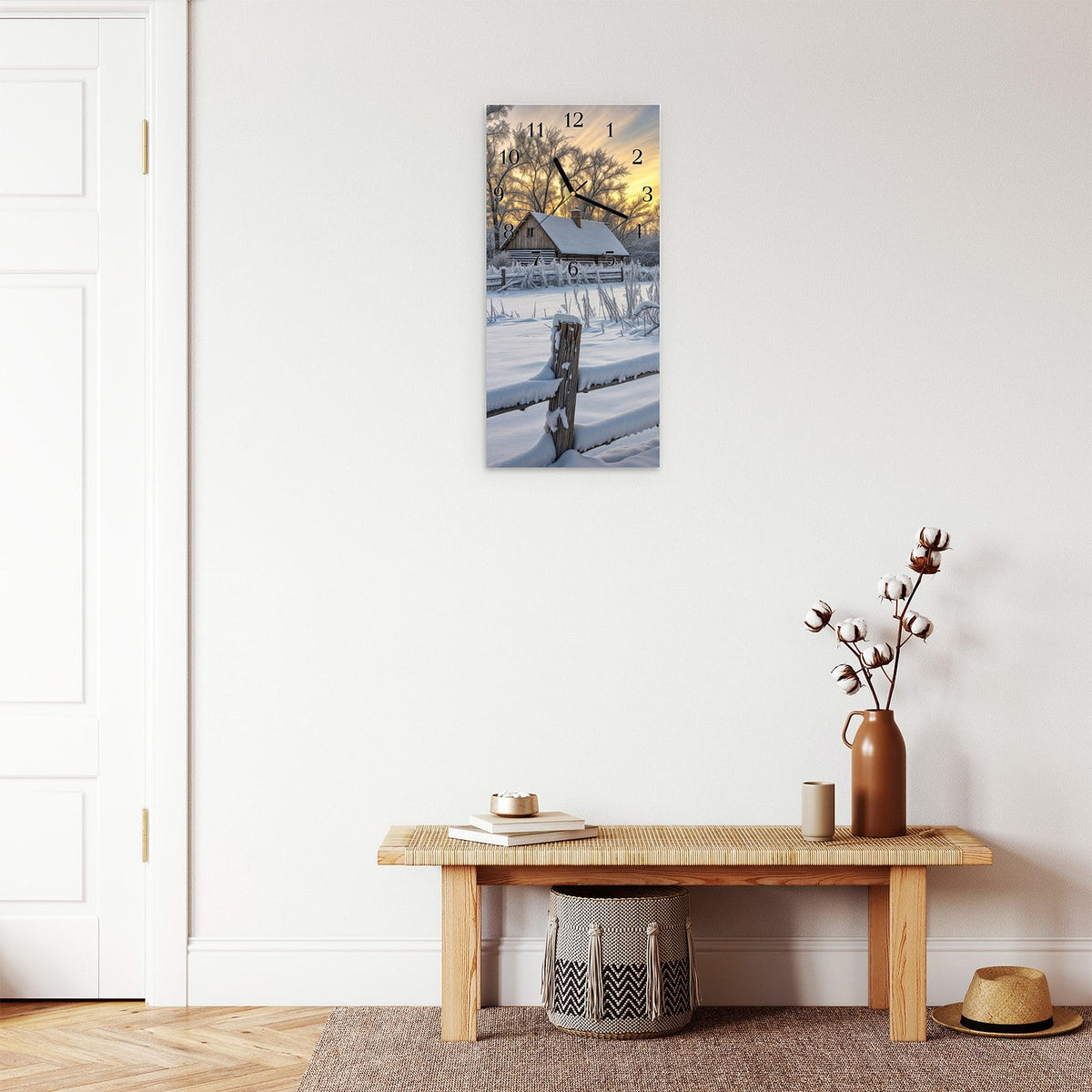 Moderne Wanduhr aus Glas mit Farbtiefe – Wanduhr Verschneites Landhaus aus Glas – Hochformat 30 × 60 cm