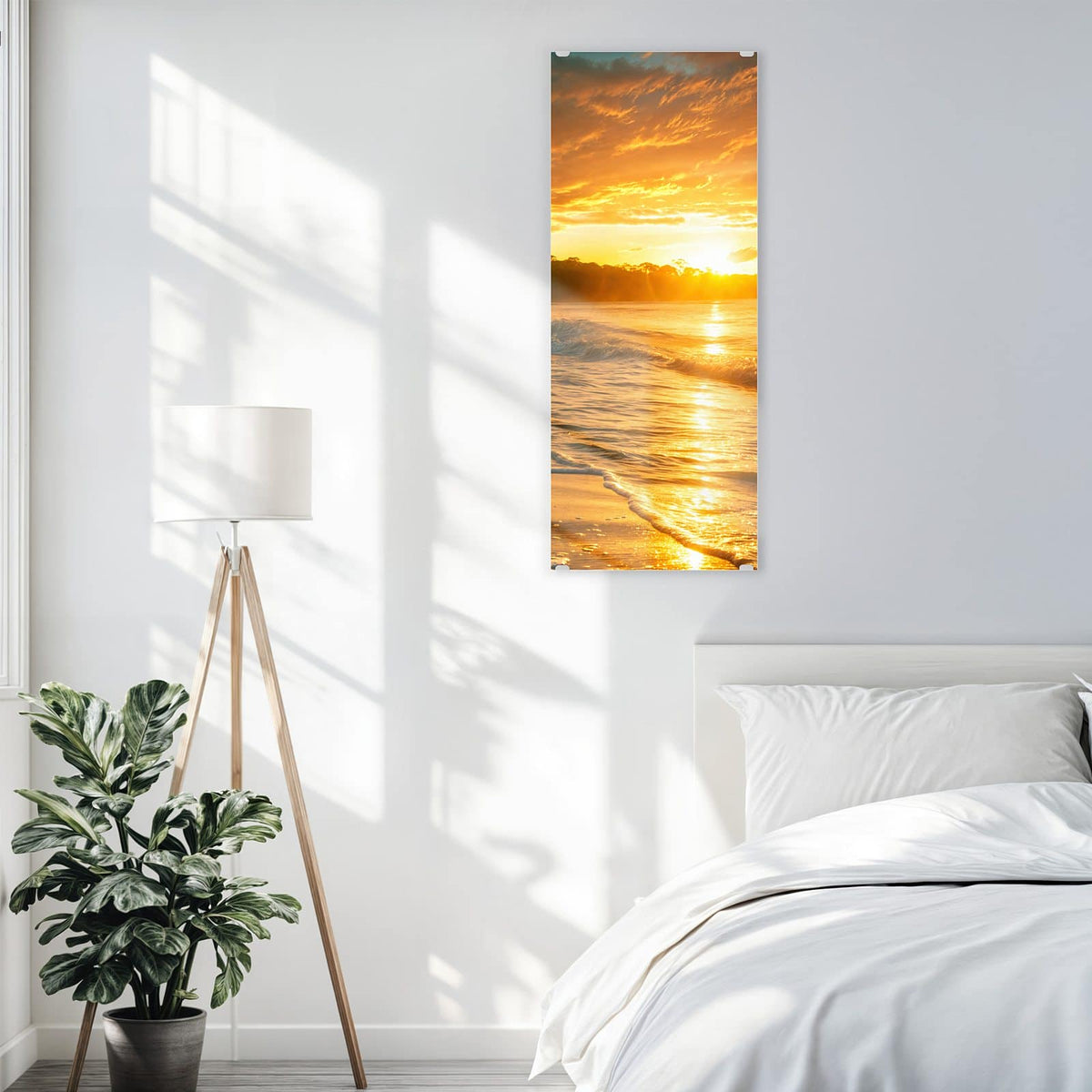 Glasbild Palme im Abendgold an der Wand – Palmensilhouette links, Sonne tief über dem Meer, goldgelbes Licht auf brechenden Wellen