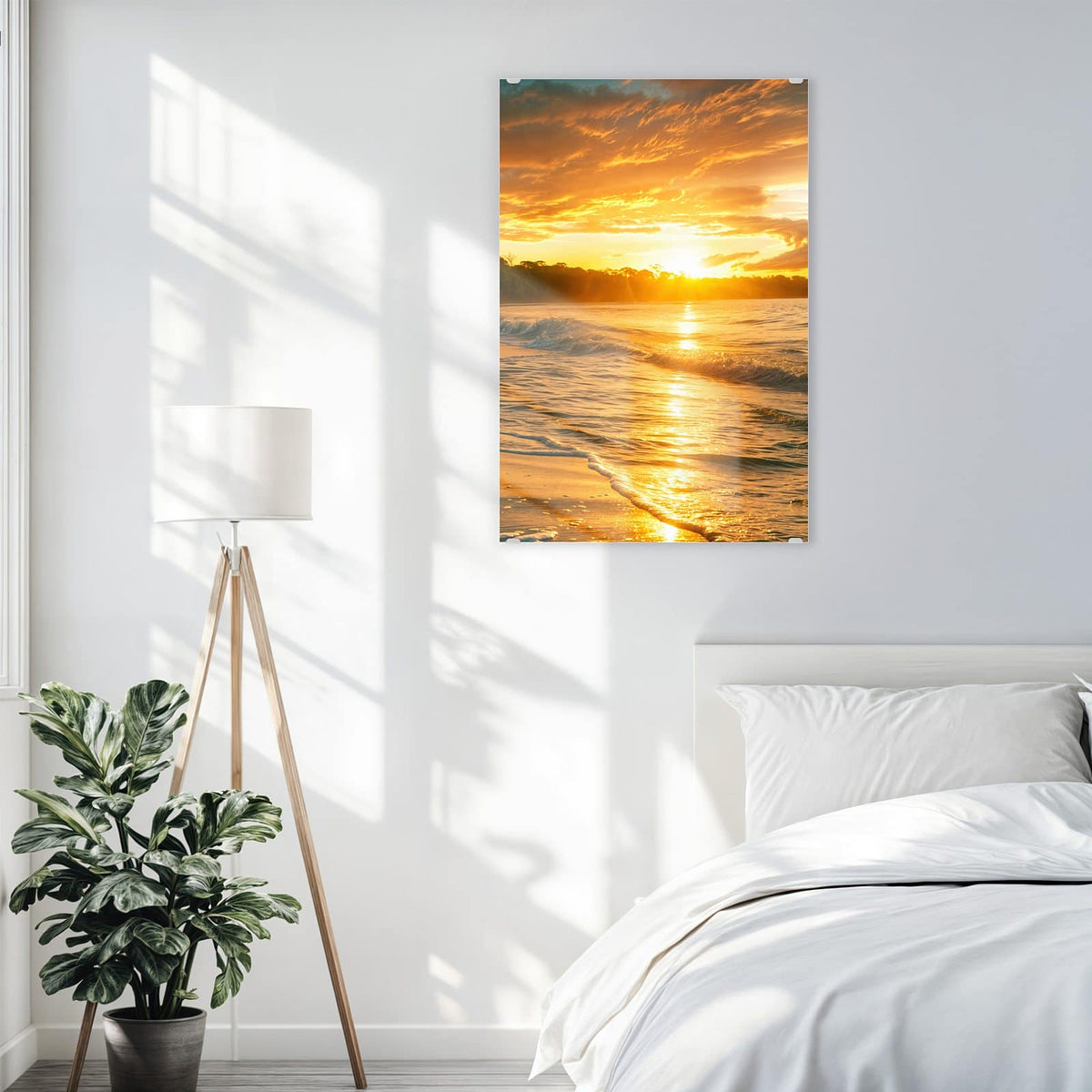 Glasbild Palme im Abendgold an der Wand – Palmensilhouette links, Sonne tief über dem Meer, goldgelbes Licht auf brechenden Wellen