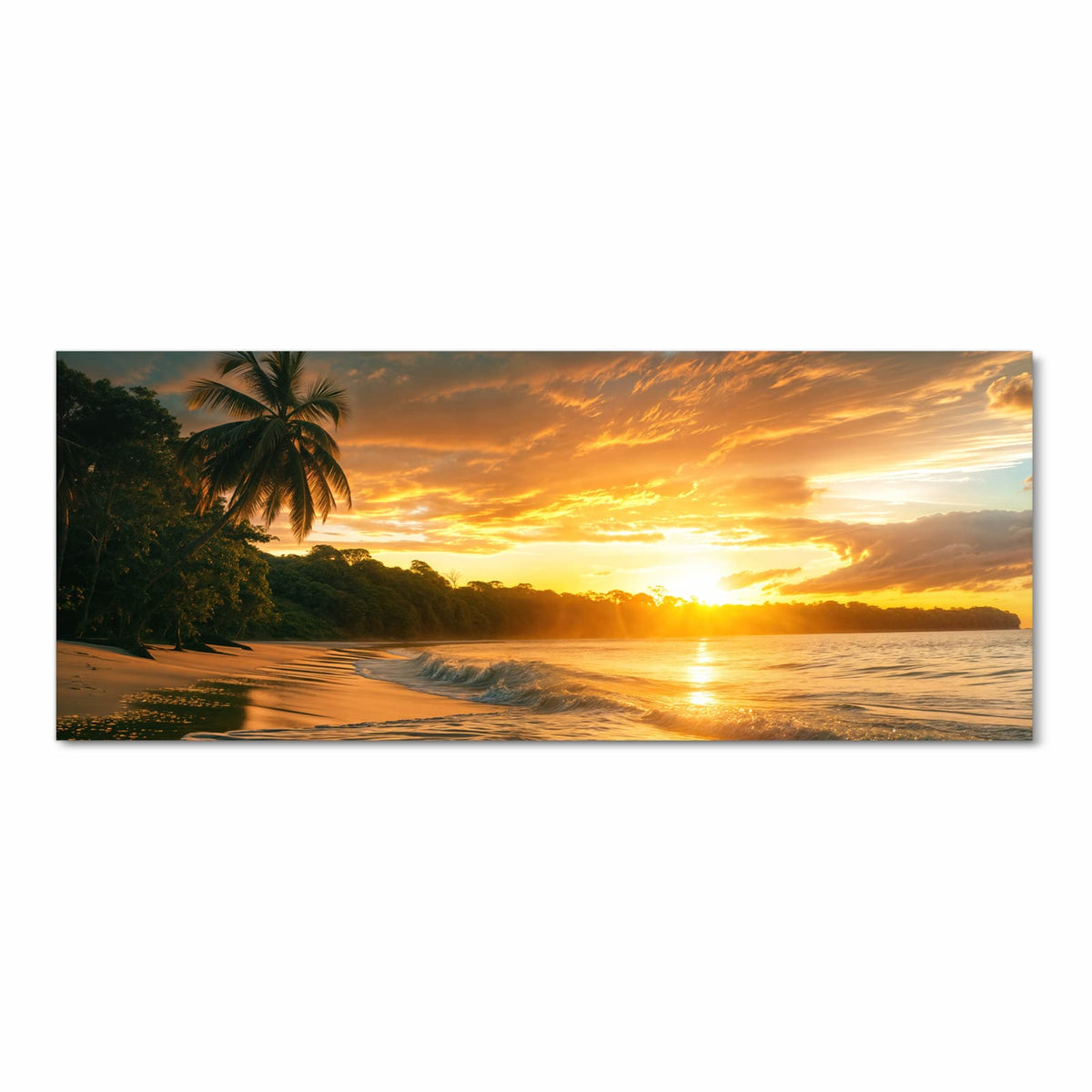 Palmensilhouette links, Sonne tief über dem Meer, goldgelbes Licht auf brechenden Wellen