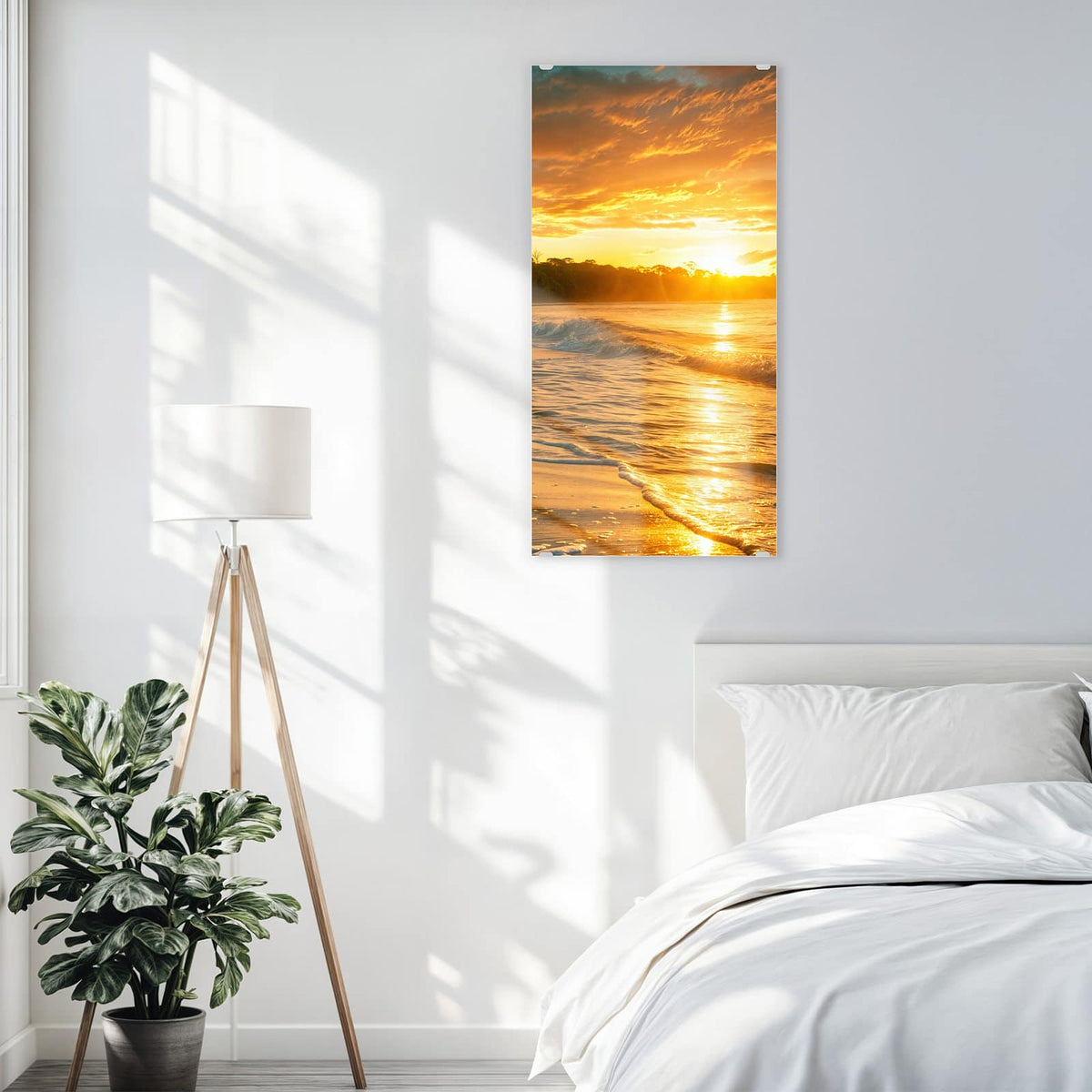 Glasbild Palme im Abendgold an der Wand – Palmensilhouette links, Sonne tief über dem Meer, goldgelbes Licht auf brechenden Wellen