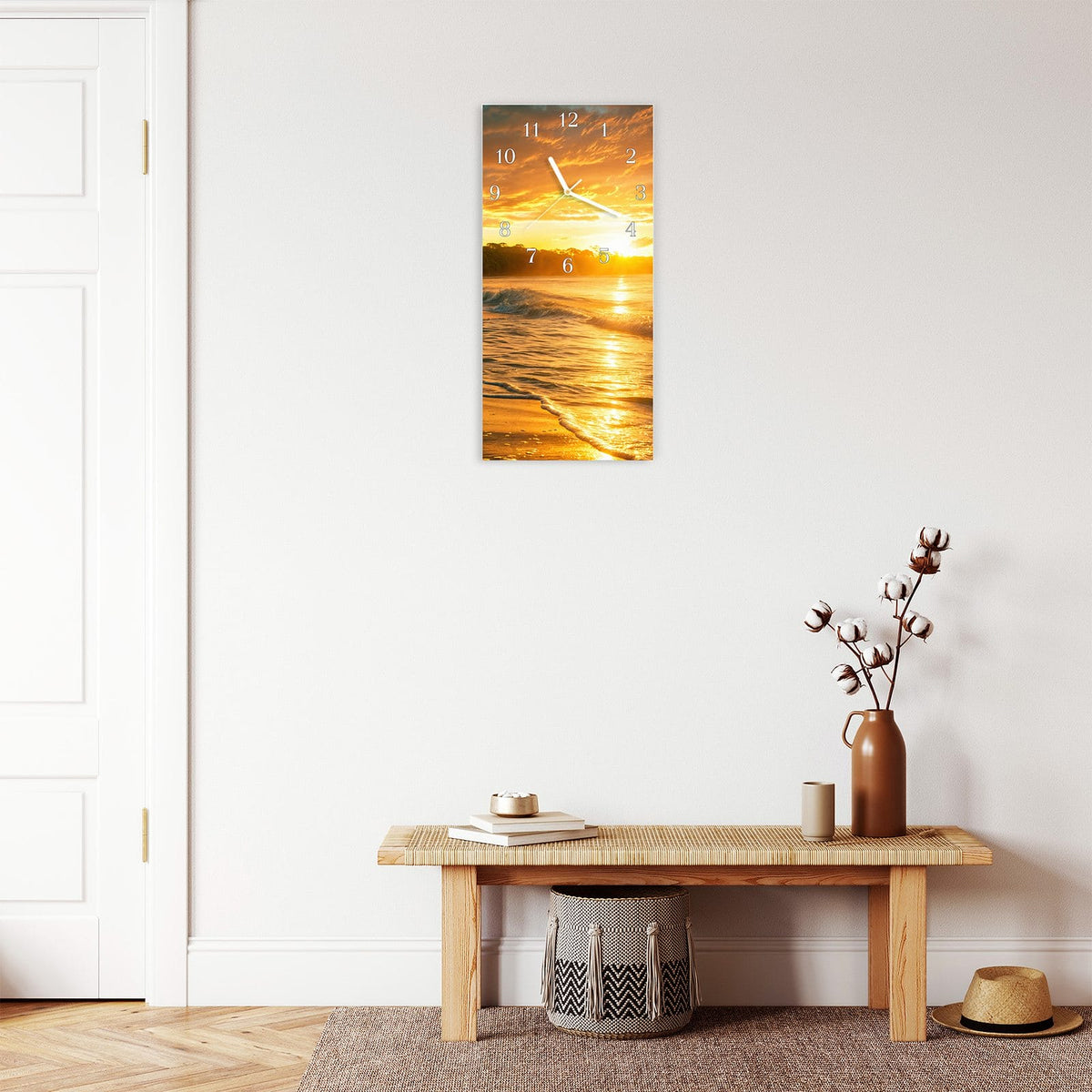 Moderne Wanduhr aus Glas mit Farbtiefe – Wanduhr Sonnenuntergang Strand aus Glas – Hochformat 30 × 60 cm