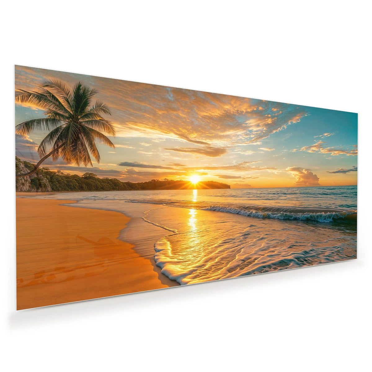Palme links über weitem orangefarbenem Sandstrand, Sonne genau am Horizont hinter einer Landzunge