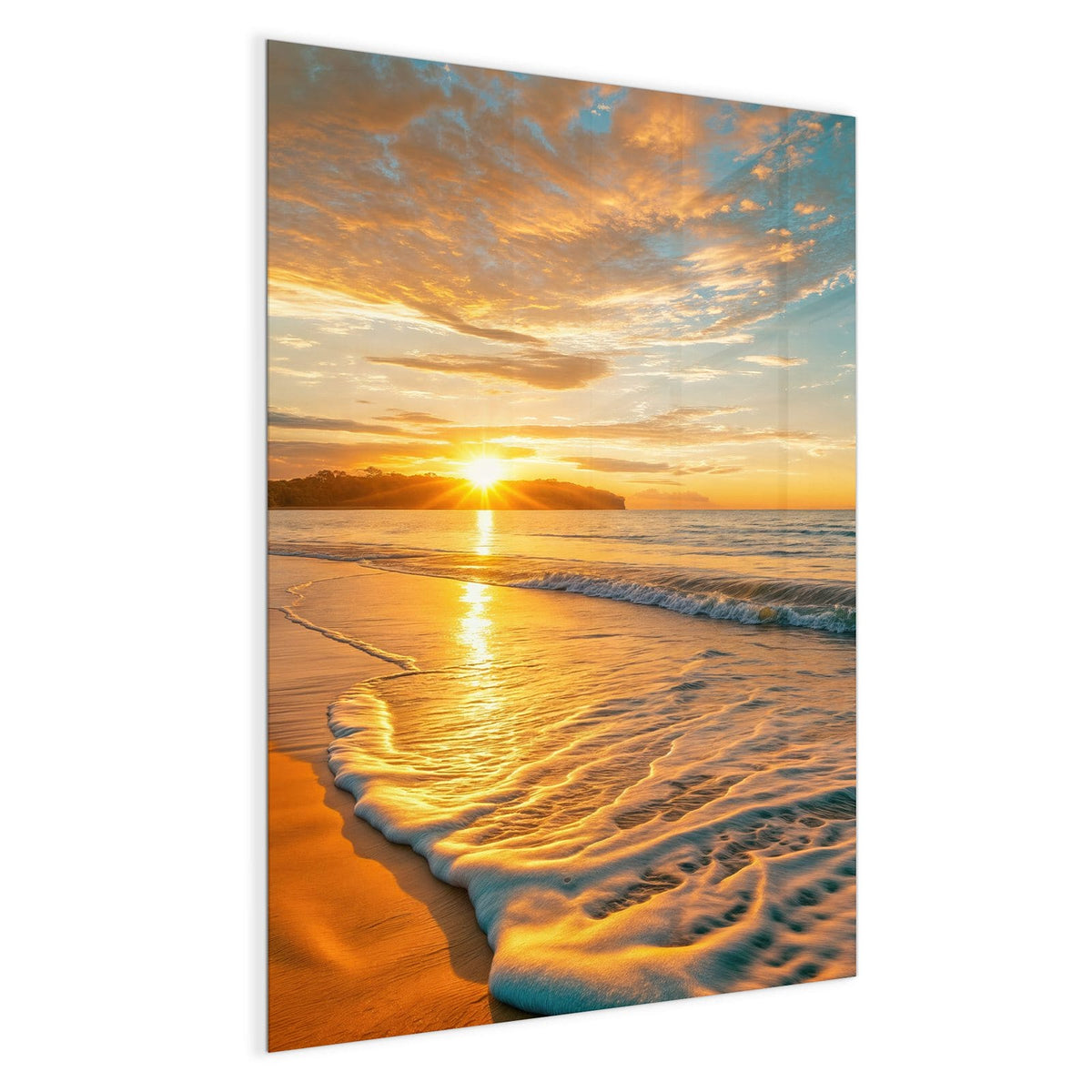 Palme links über weitem orangefarbenem Sandstrand, Sonne genau am Horizont hinter einer Landzunge