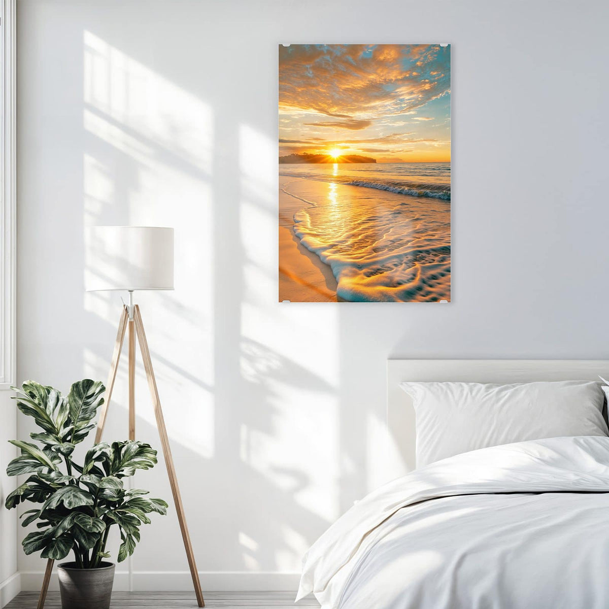 Glasbild Palme am Abendstrand an der Wand – Palme links über weitem orangefarbenem Sandstrand, Sonne genau am Horizont hinter einer Landzunge