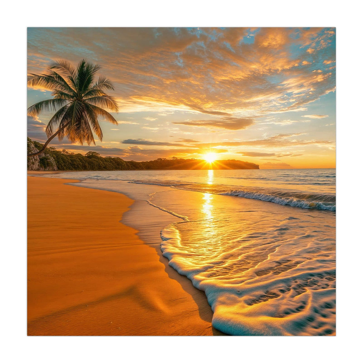 Palme links über weitem orangefarbenem Sandstrand, Sonne genau am Horizont hinter einer Landzunge