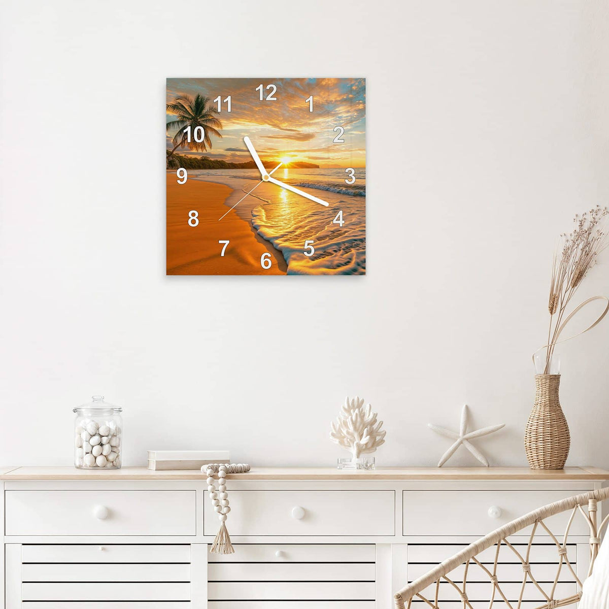 Quadratische Wanduhr aus Glas Palme am Abendstrand mit Ziffernblatt Modern über einem weißen Sideboard