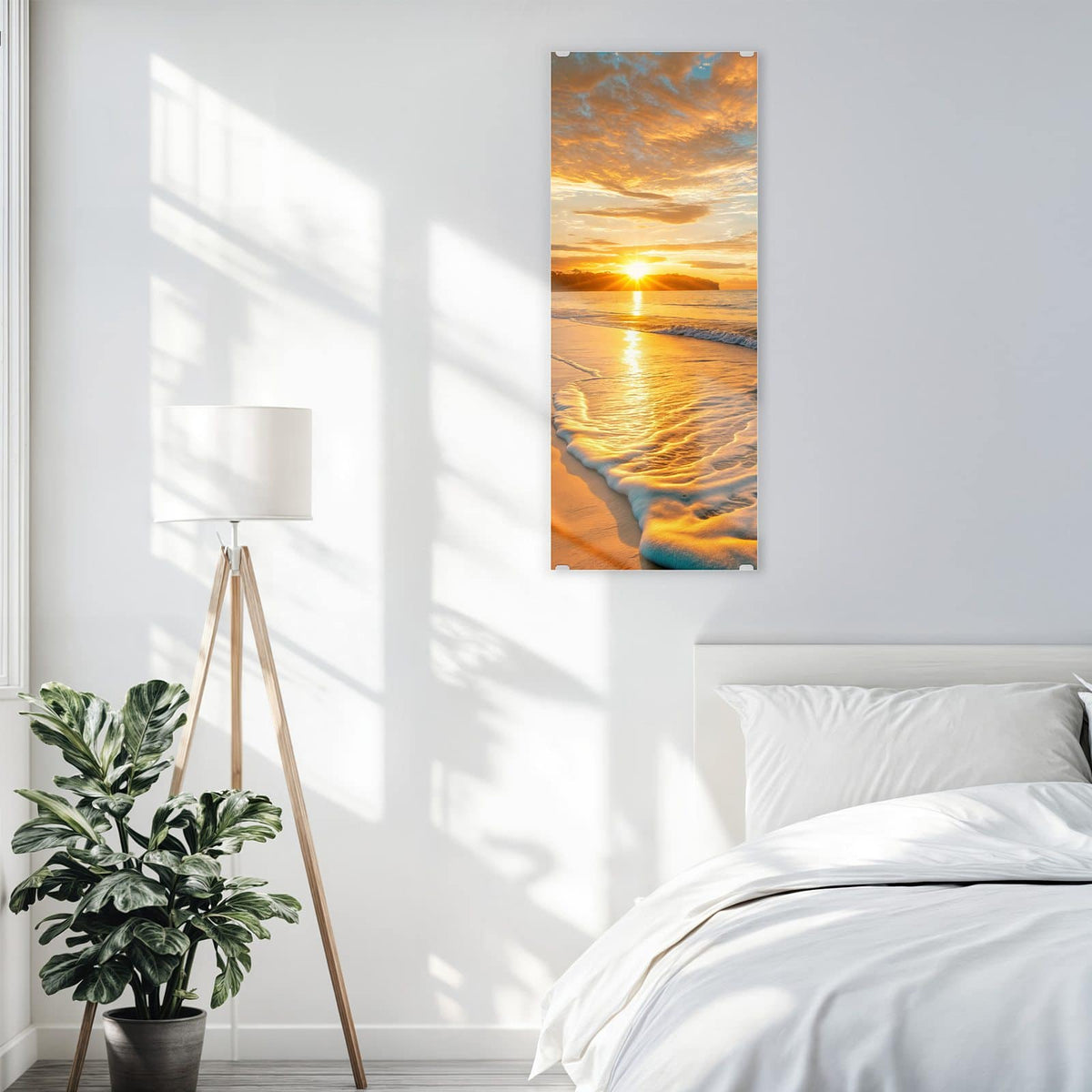 Glasbild Palme am Abendstrand an der Wand – Palme links über weitem orangefarbenem Sandstrand, Sonne genau am Horizont hinter einer Landzunge