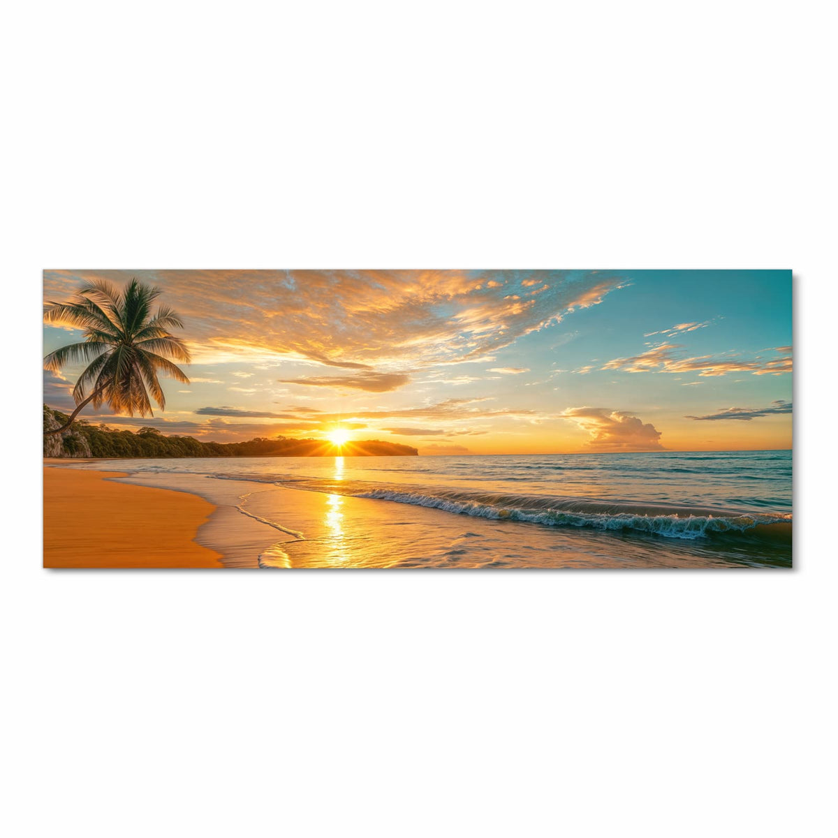 Palme links über weitem orangefarbenem Sandstrand, Sonne genau am Horizont hinter einer Landzunge