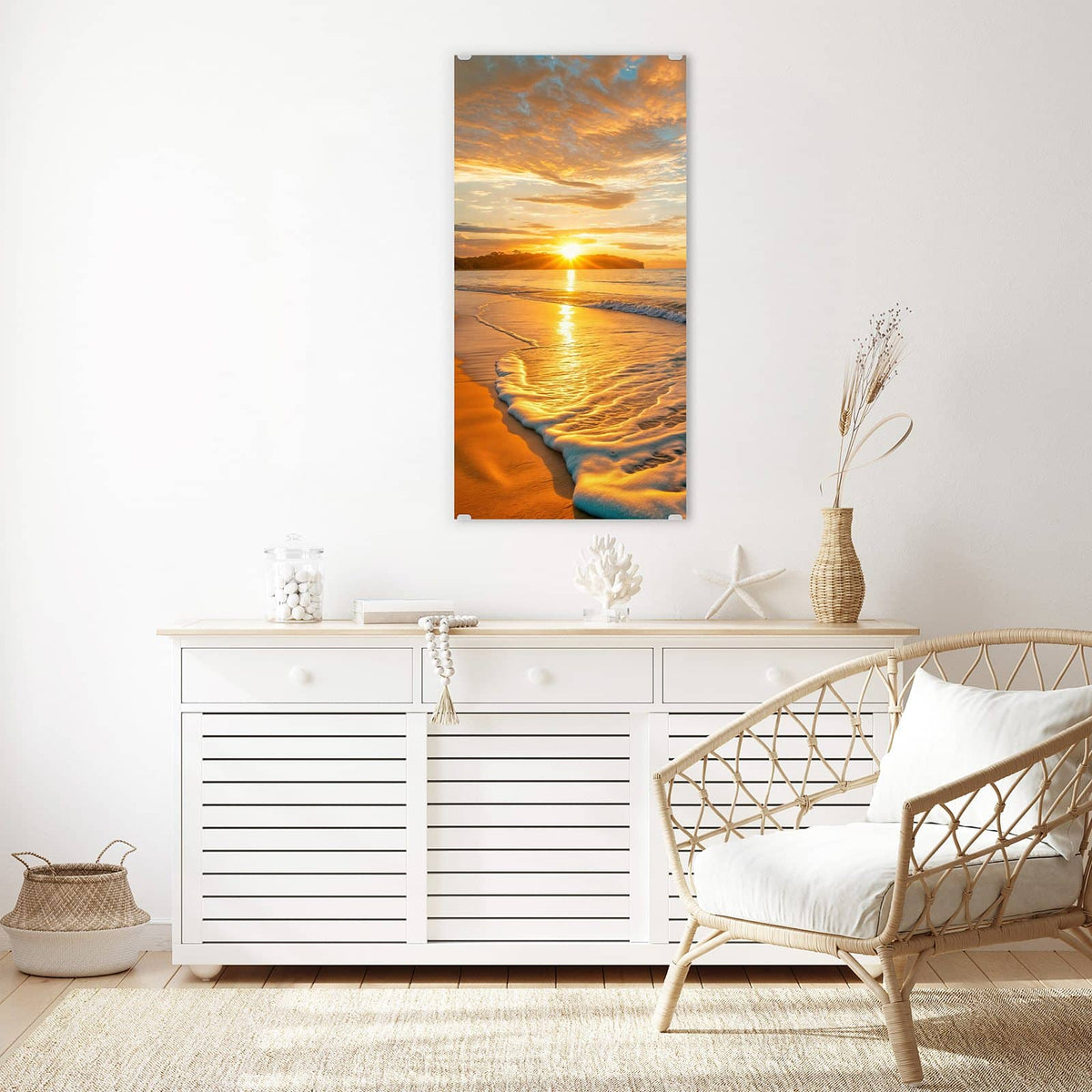 Glasbild Palme am Abendstrand an der Wand – Palme links über weitem orangefarbenem Sandstrand, Sonne genau am Horizont hinter einer Landzunge