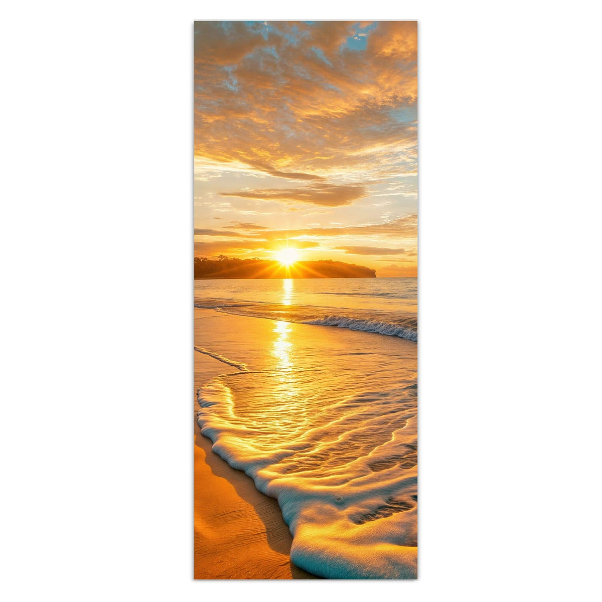 Palme links über weitem orangefarbenem Sandstrand, Sonne genau am Horizont hinter einer Landzunge