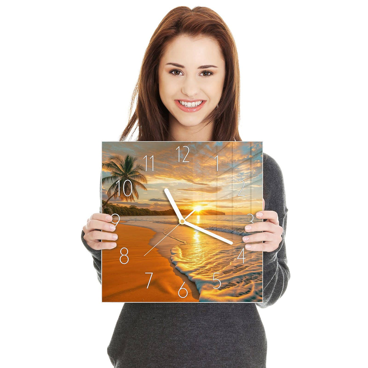 Palme links über weitem orangefarbenem Sandstrand, Sonne genau am Horizont hinter einer Landzunge