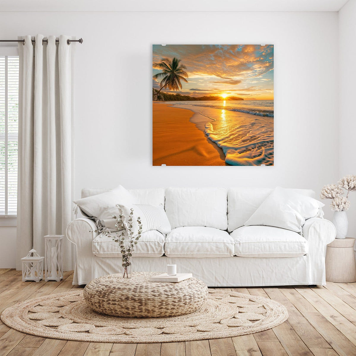 Glasbild Palme am Abendstrand an der Wand – Palme links über weitem orangefarbenem Sandstrand, Sonne genau am Horizont hinter einer Landzunge
