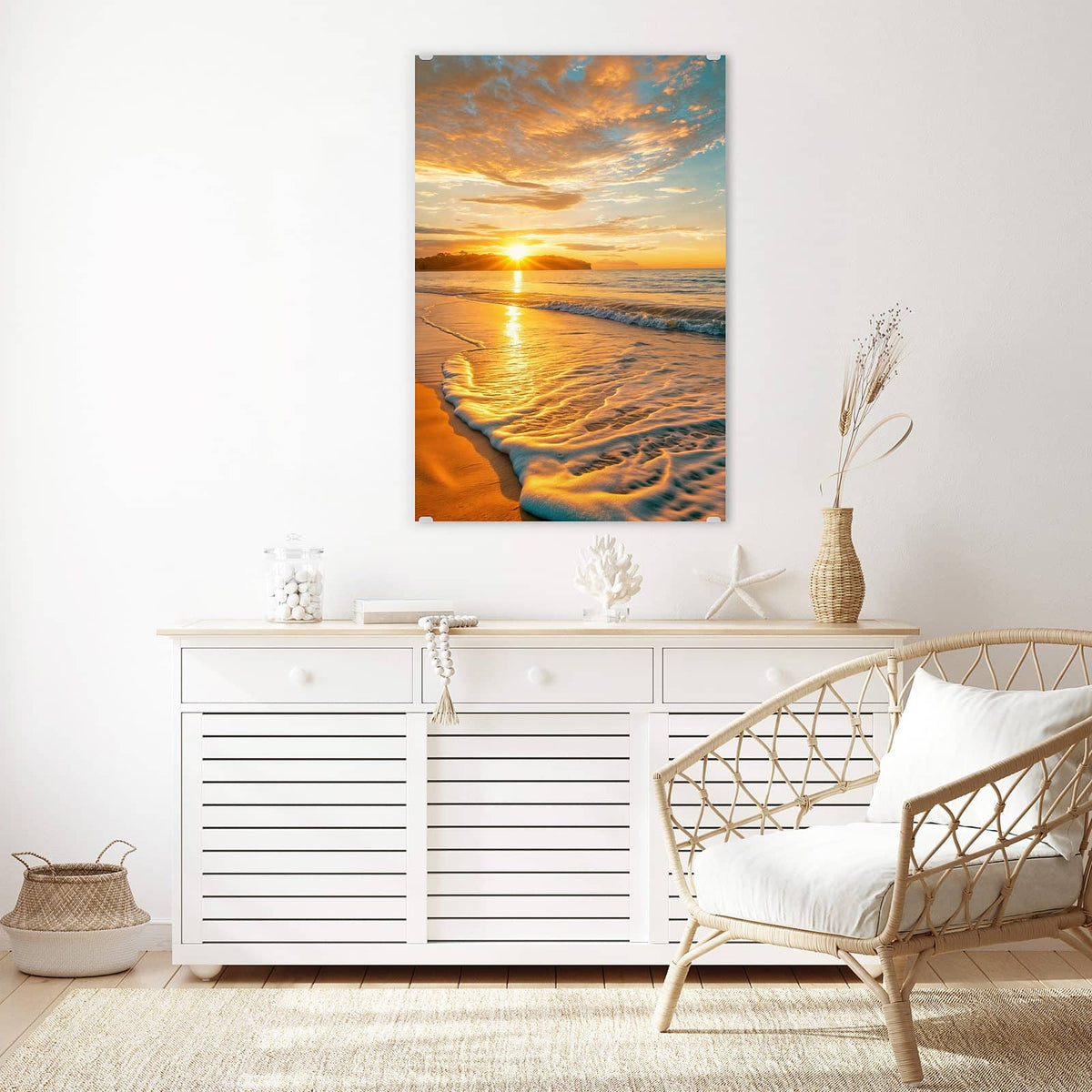 Glasbild Palme am Abendstrand an der Wand – Palme links über weitem orangefarbenem Sandstrand, Sonne genau am Horizont hinter einer Landzunge
