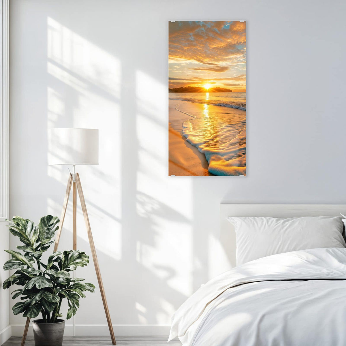 Glasbild Palme am Abendstrand an der Wand – Palme links über weitem orangefarbenem Sandstrand, Sonne genau am Horizont hinter einer Landzunge