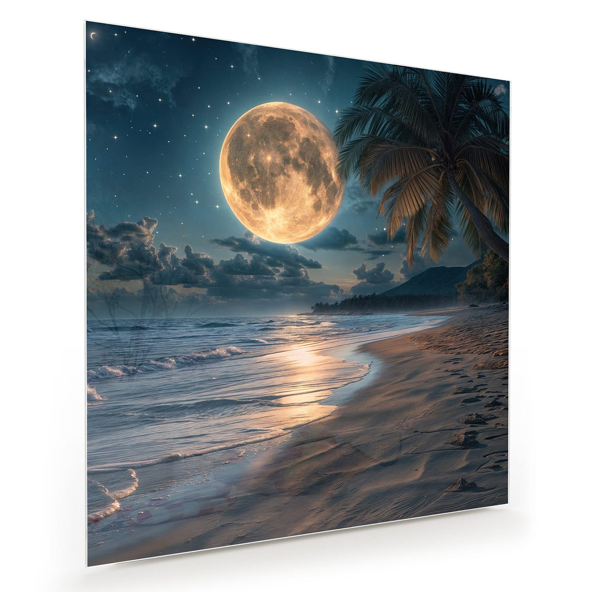 Riesiger Vollmond über Sandstrand und Brandung, Palme am rechten Bildrand