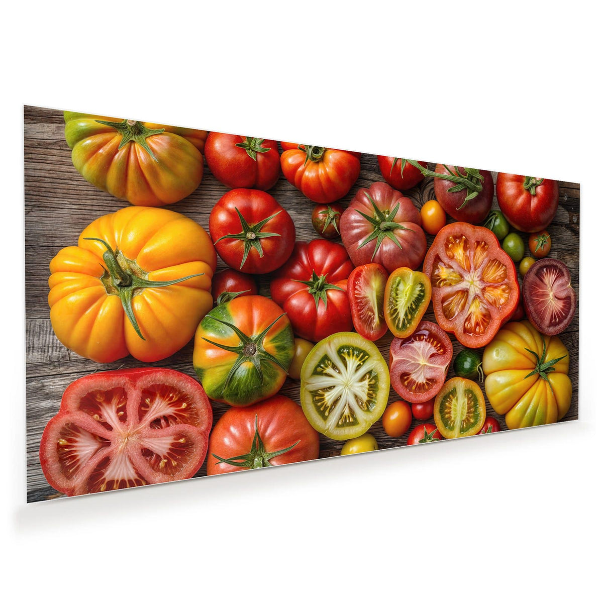 Viele Tomatensorten in Rot, Gelb, Grün und Braun, teils halbiert, dicht an dicht auf grauem Holz.