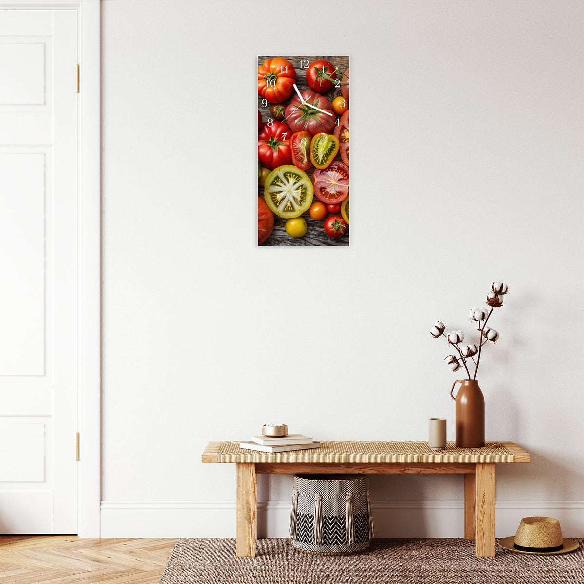 Moderne Wanduhr aus Glas mit Farbtiefe – Wanduhr Verschiedene Tomaten aus Glas – Hochformat 30 × 60 cm