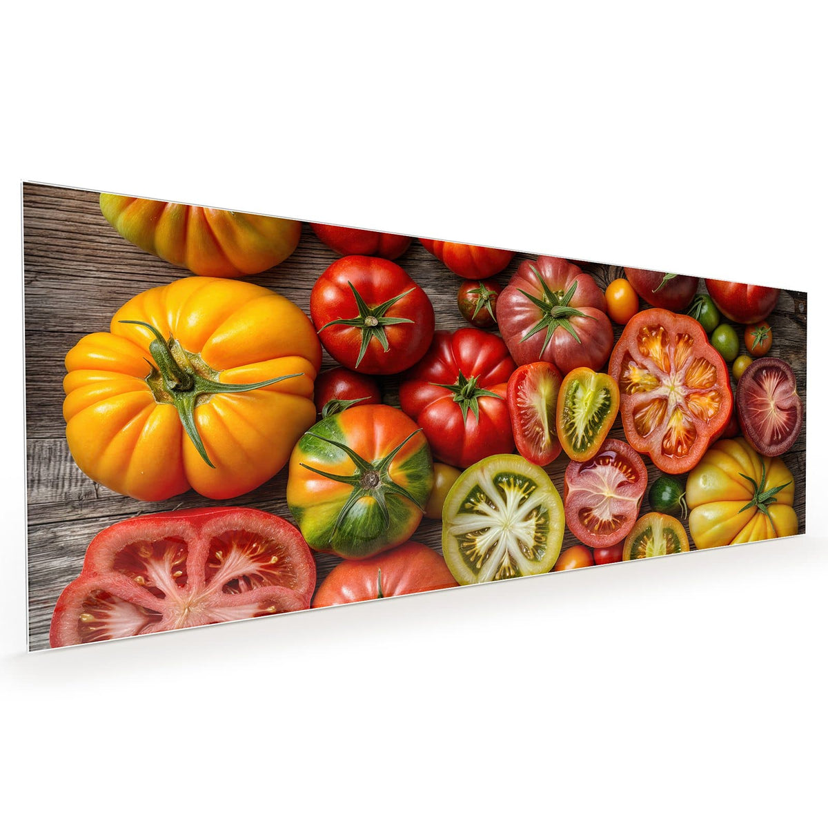 Küchenrückwand aus Glas im Hochformat mit Motiv Bunte Tomatensorten: Viele Tomatensorten in Rot, Gelb, Grün und Braun, teils halbiert #grösse_40 x 100 cm #grösse_50 x 125 cm #grösse_60 x 150 cm
