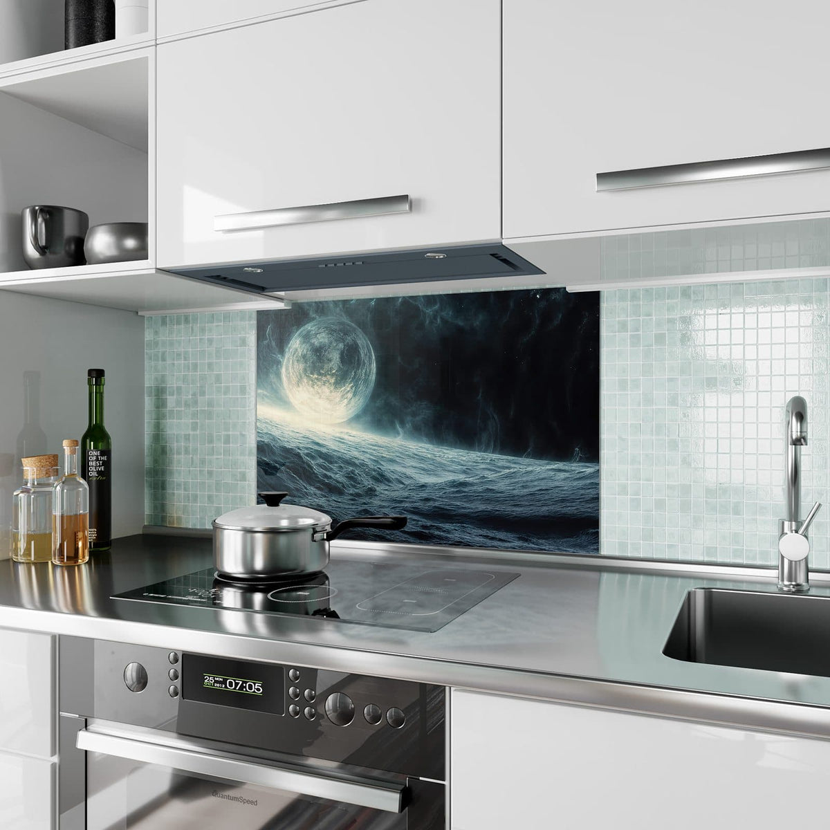 Küchenrückwand aus Glas Mond über dem Meer im Hochformat als Spritzschutz hinter dem Kochfeld, über dem Fliesenspiegel montiert