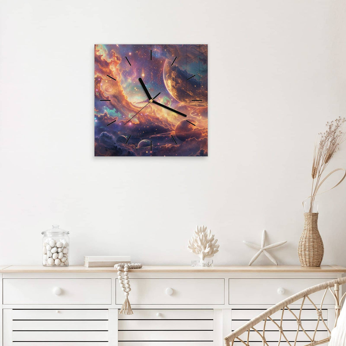 Quadratische Wanduhr aus Glas Ringplaneten in Gold mit Ziffernblatt Linie über einem weißen Sideboard