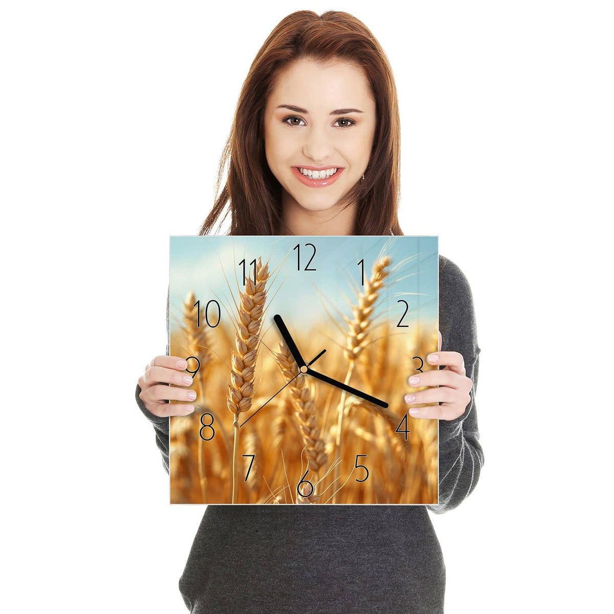 Quadratische Wanduhr aus Glas Weizen im Sonnenlicht in zwei Händen gehalten – Größenvergleich, 30 × 30 cm