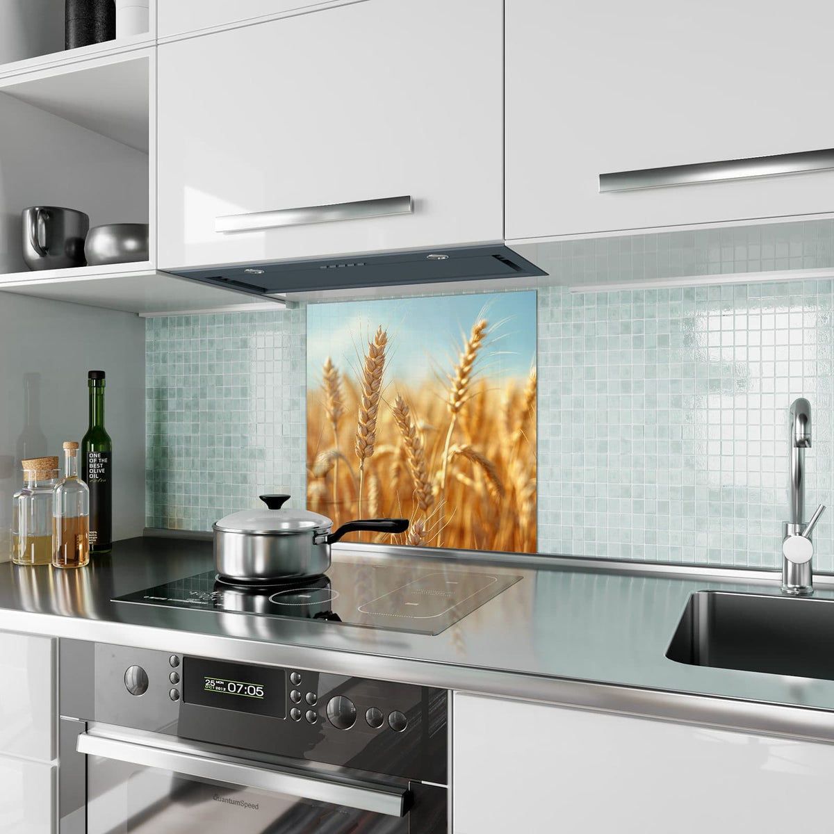 Küchenrückwand aus Glas Weizen im Sonnenlicht im quadratischen Format als Spritzschutz hinter dem Kochfeld, über dem Fliesenspiegel montiert