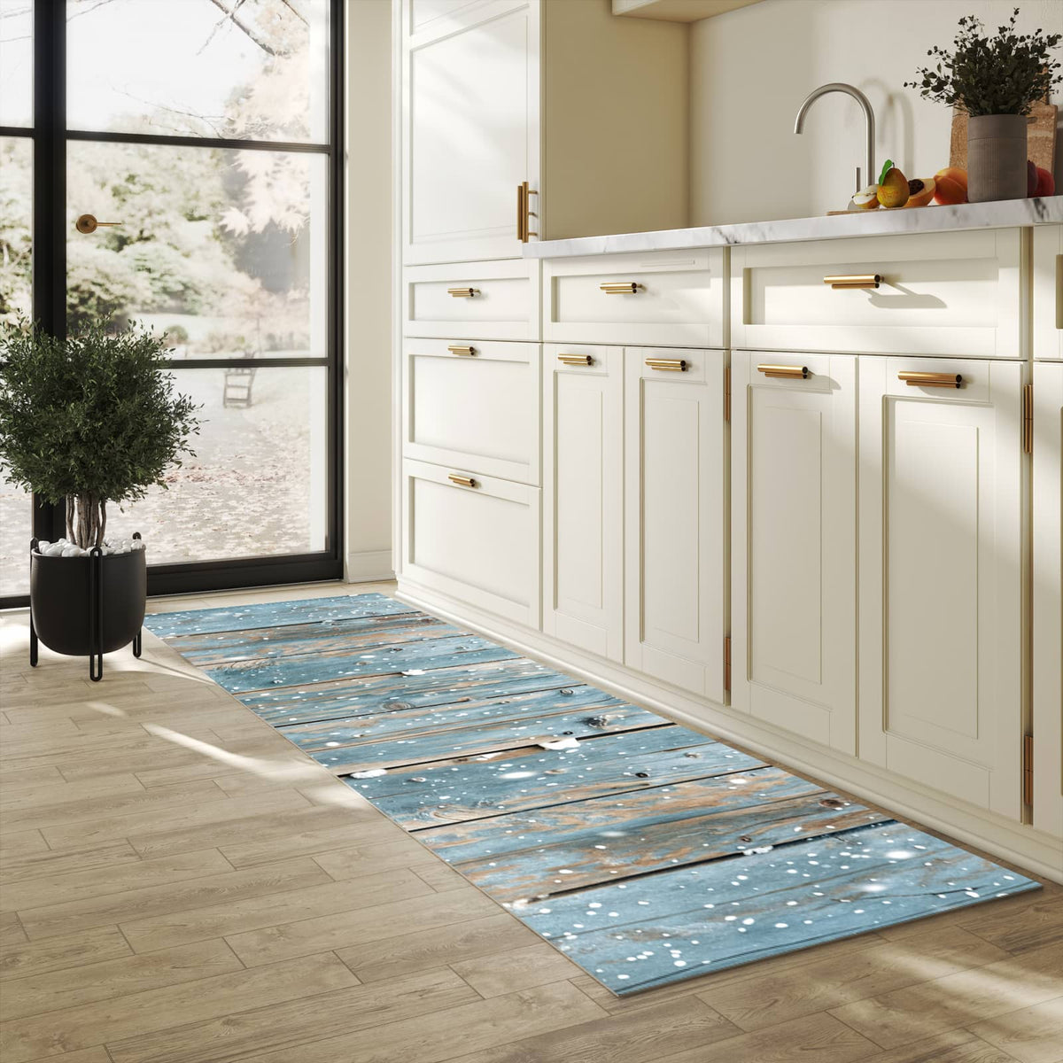 Schmutzabweisender moderner Küchenläufer mit Motiv Holz mit Schnee in heller Küche