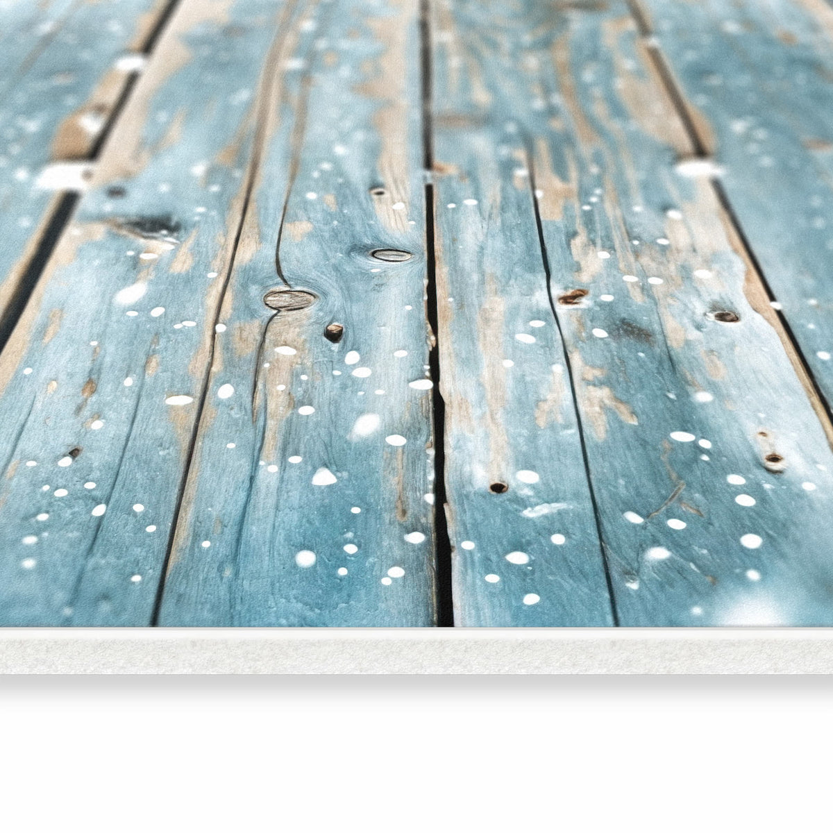 Strapazierfähiger Küchenteppich mit Motiv Holz mit Schnee in seitlicher Ansicht