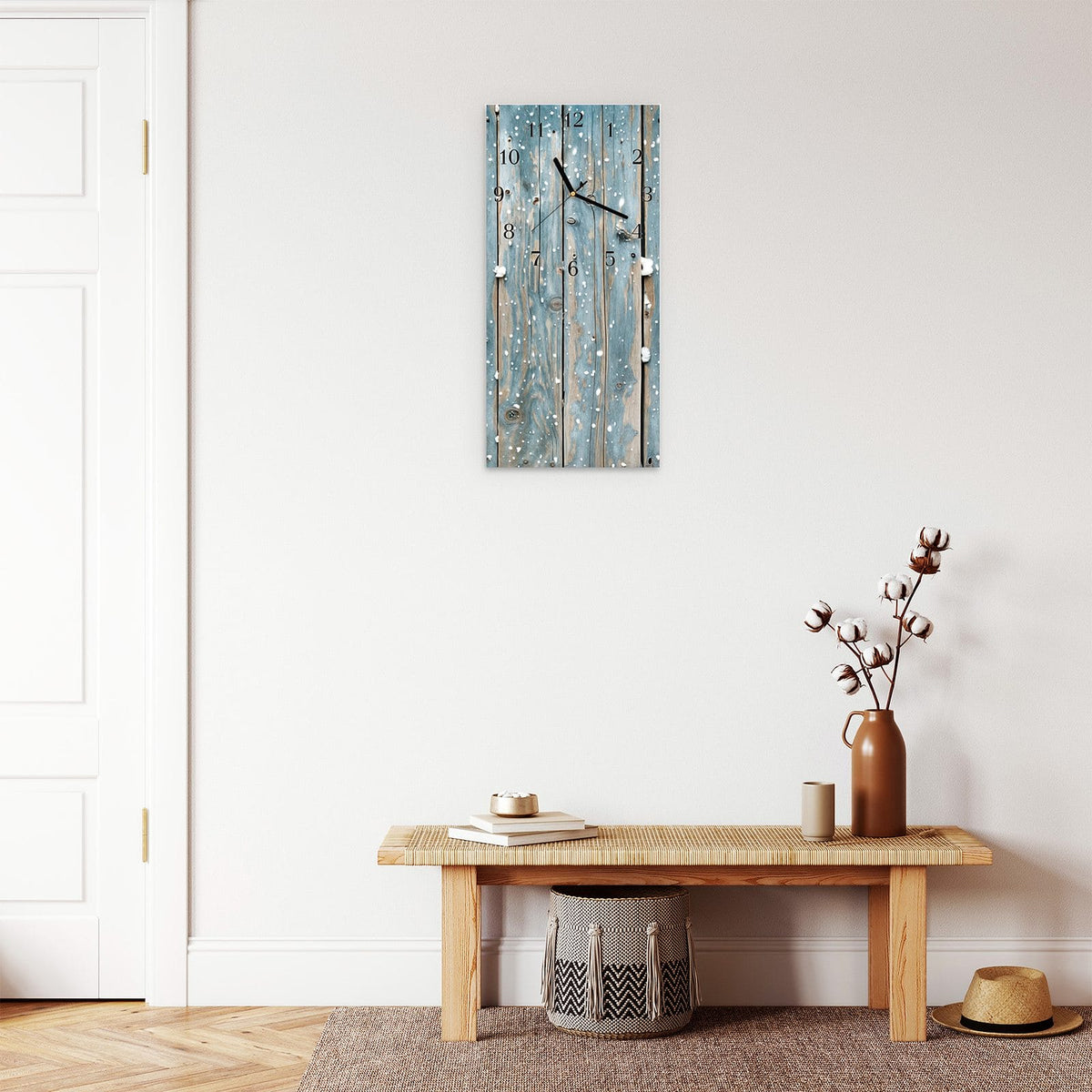Moderne Wanduhr aus Glas mit Farbtiefe – Wanduhr Holz mit Schnee aus Glas – Hochformat 30 × 60 cm