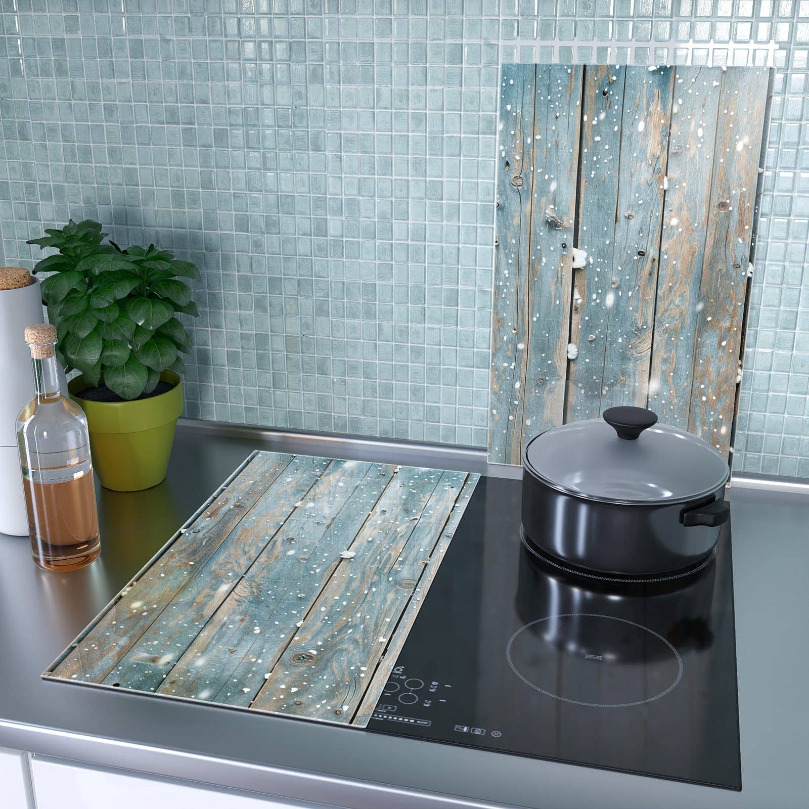 2-teilige Glasabdeckplatte für Ceranfeld mit Holz mit Schnee-Motiv als Spritzschutz hinter dem Kochfeld