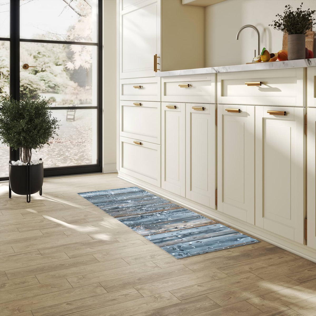 Bodenläufer mit Motiv Winter Holzpaneele für angenehme Haptik in heller Küche
