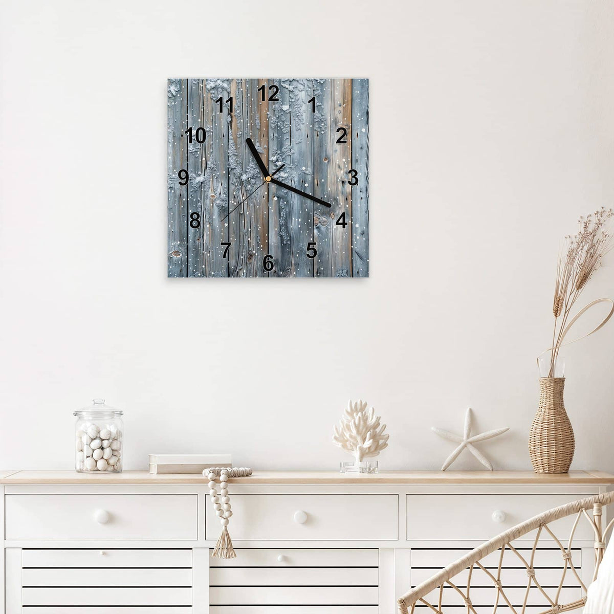 Quadratische Wanduhr aus Glas Winterliche Holzlatten mit Ziffernblatt Modern über einem weißen Sideboard