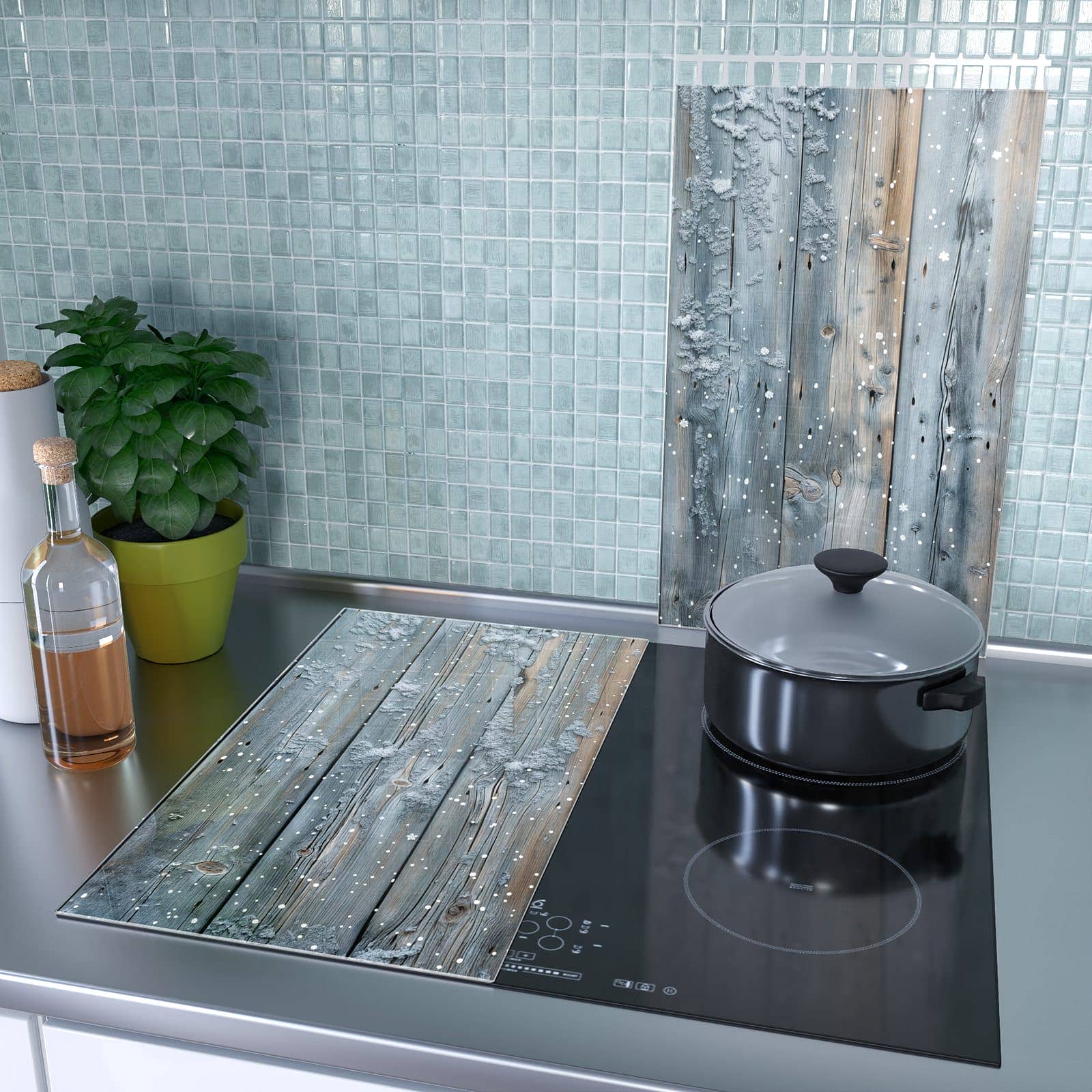 2-teilige Herdabdeckung aus Glas mit Winter Holzpaneele-Motiv als Spritzschutz hinter dem Kochfeld