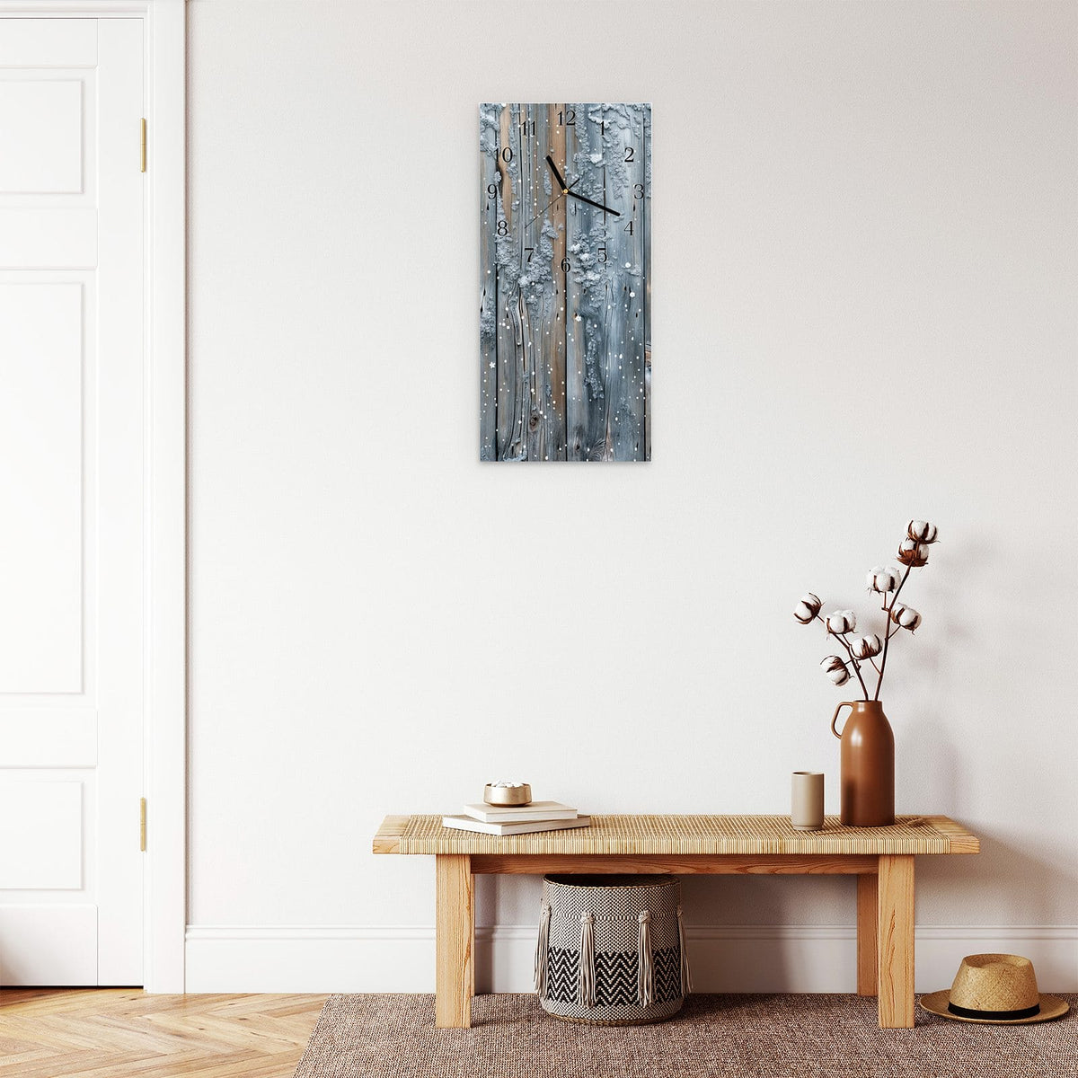 Moderne Wanduhr aus Glas mit Farbtiefe – Wanduhr Winter Holzpaneele aus Glas – Hochformat 30 × 60 cm